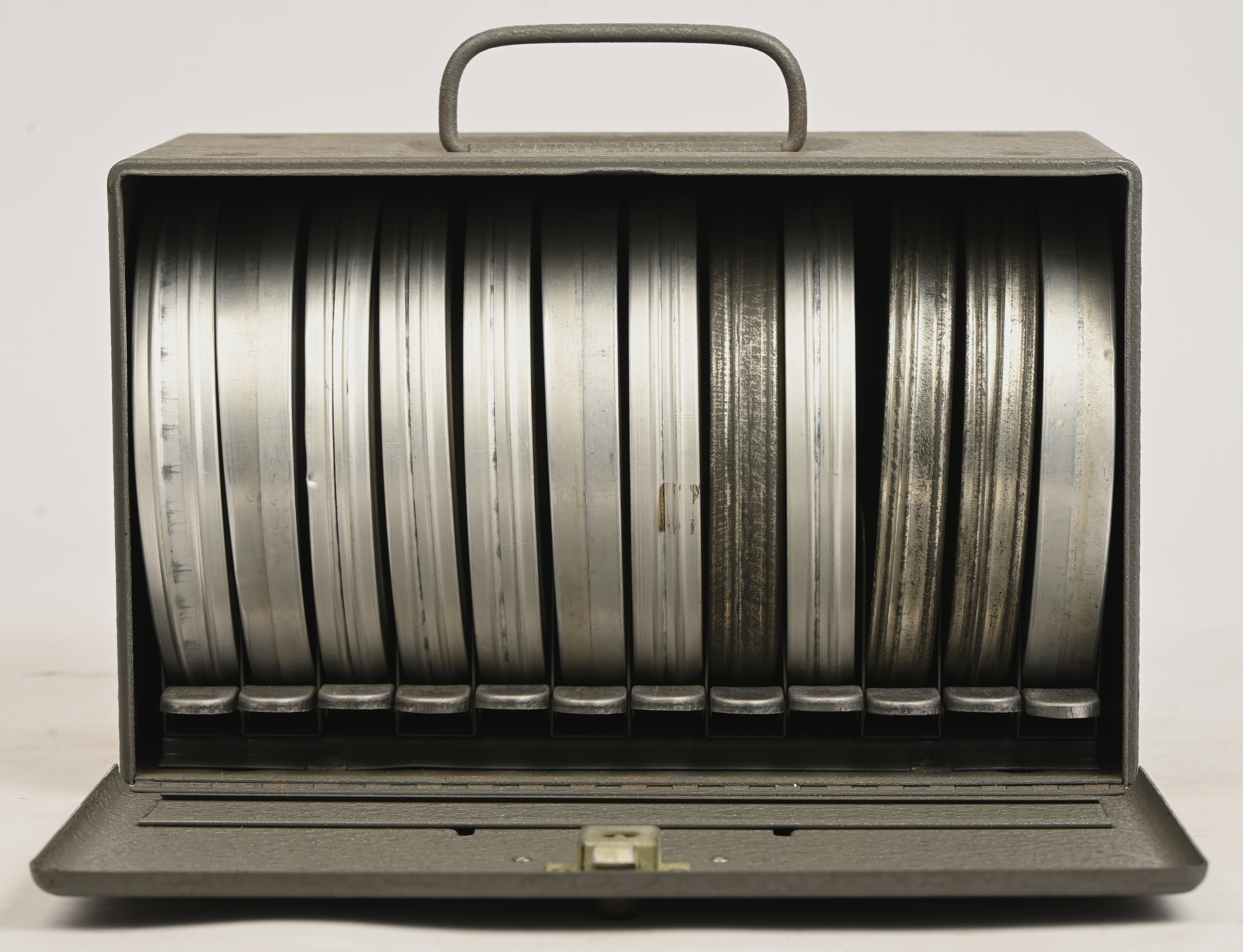 Een metalen koffertje gefabriceerd door Brumberger, N.Y. Bevat 12 8mm films op spoel met ronkende titels zoals ‘Charlot et Mabel au courses’, ‘Charlot rentre tard’, ‘Charlot dentiste’, ‘Mickey le geant’ en andere Een metalen koffertje gefabriceerd door Brumberger, N.Y. Bevat 12 8mm films op spoel met ronkende titels zoals ‘Charlot et Mabel au courses’, ‘Charlot rentre tard’, ‘Charlot dentiste’, ‘Mickey le geant’ en andere.