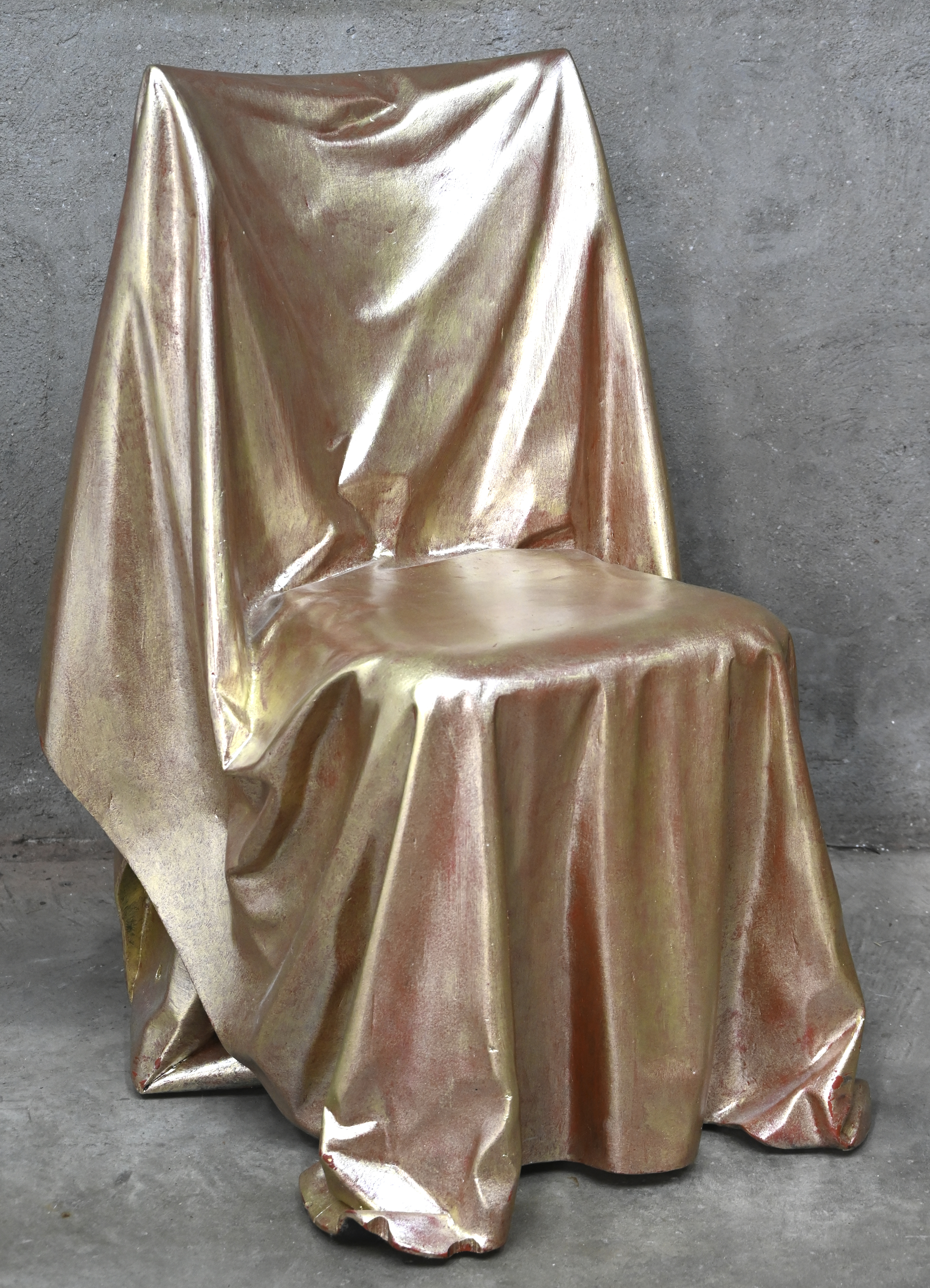 Een ‘gedrapeerde’ stoel van massief gesculpteerd hout. Rood/goud gepatineerd, gemerkt ‘W. Pancheri, ‘87’ Een ‘gedrapeerde’ stoel van massief gesculpteerd hout. Rood/goud gepatineerd, gemerkt ‘W. Pancheri, ‘87’.