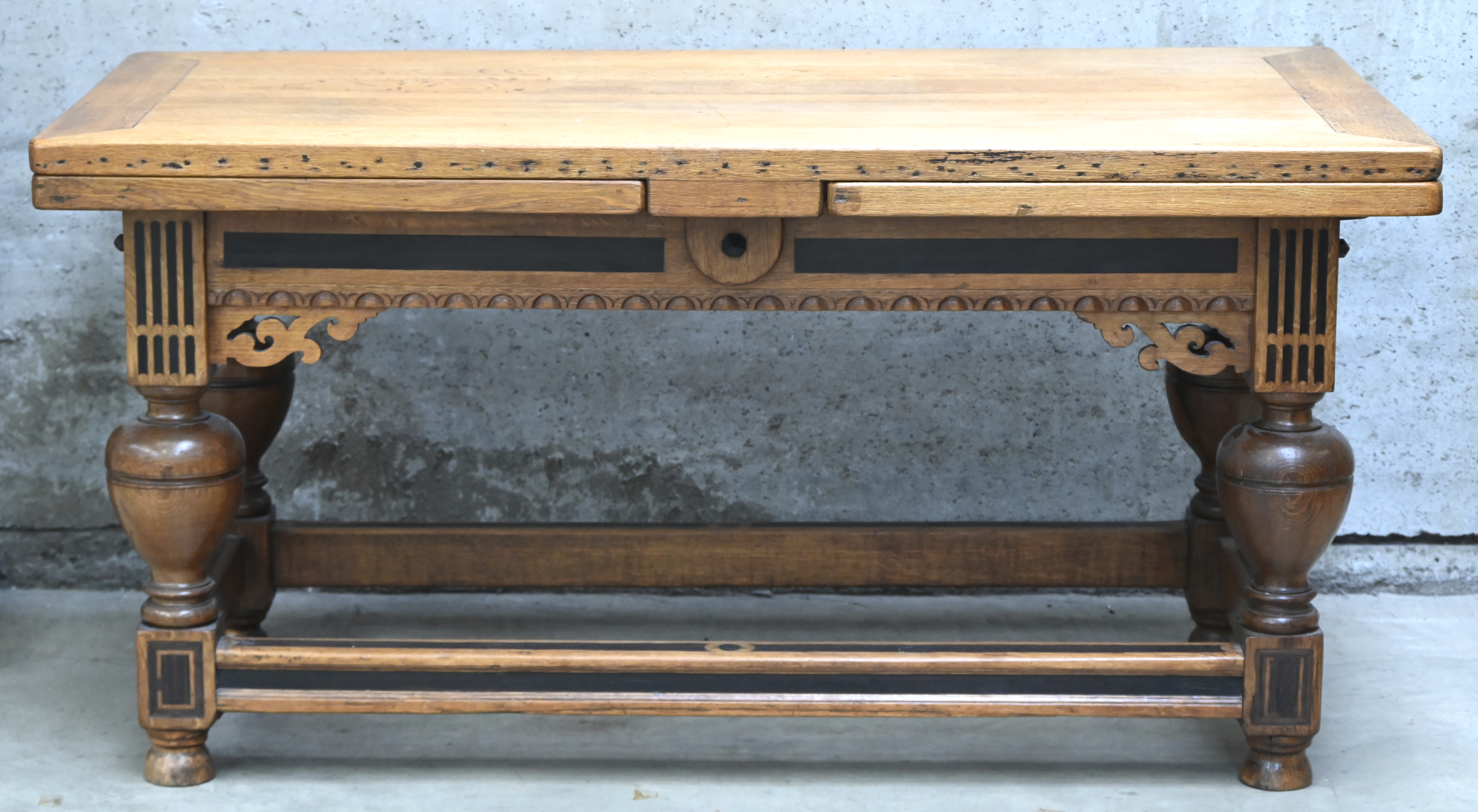 Een massief eikenhouten tafel, verlengbaar. Nederlands, naar de 18e eeuw Een massief eikenhouten tafel, verlengbaar. Nederlands, naar de 18e eeuw.