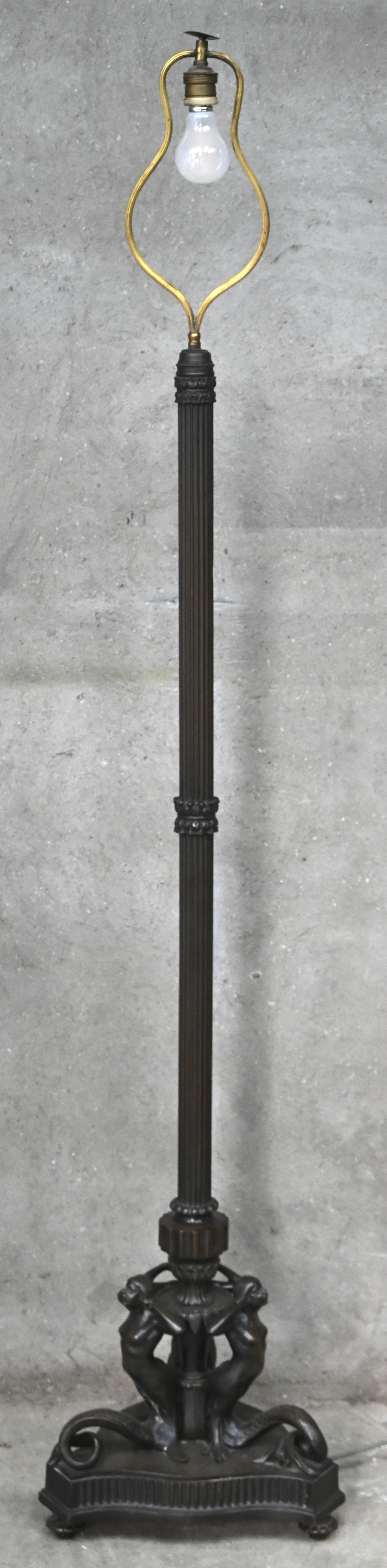 Een bronzen staanlamp met 3 zeemeerminnen op de voet. Lampenkap manco Een bronzen staanlamp met 3 zeemeerminnen op de voet. Lampenkap manco.