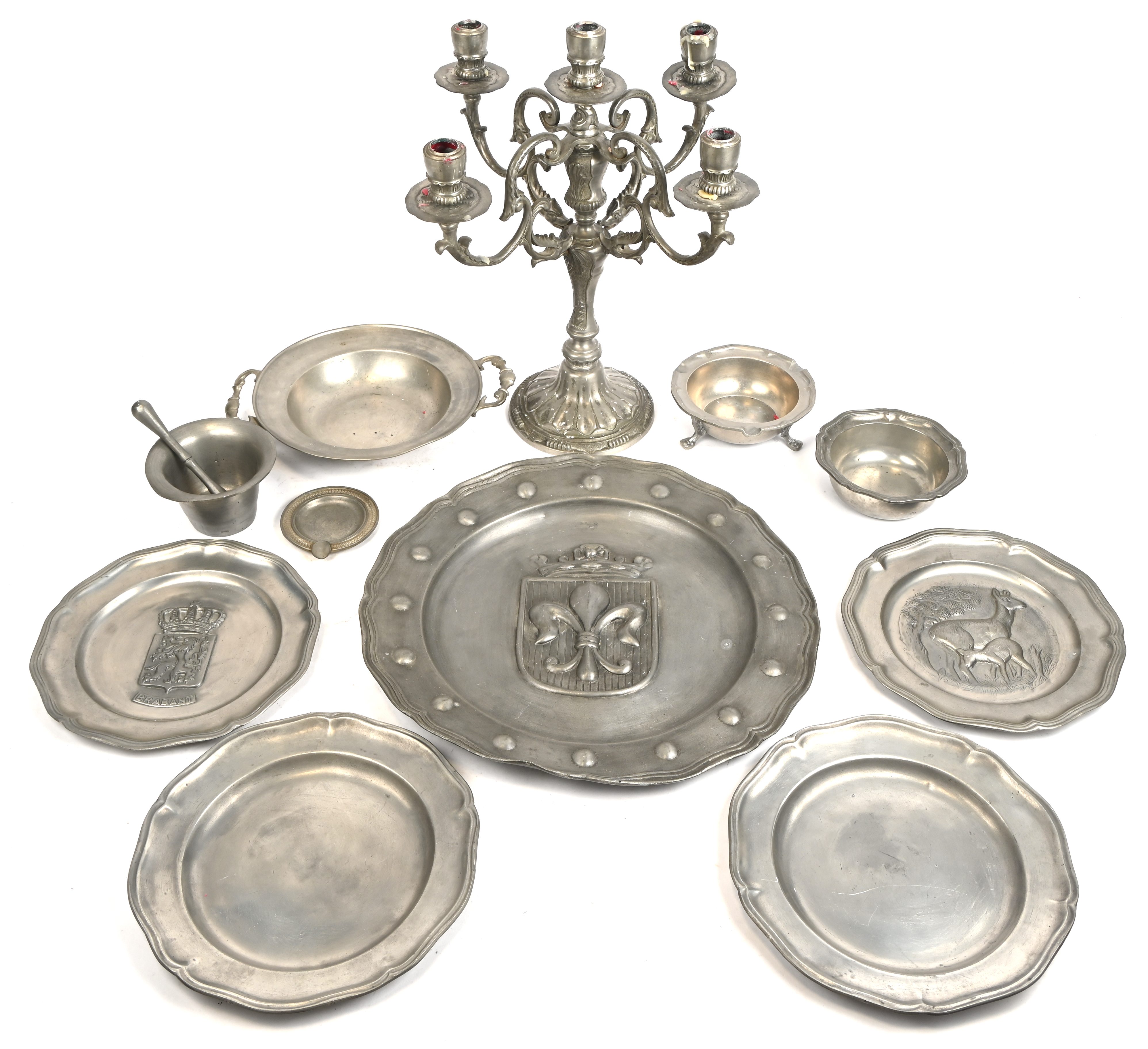 Een lot tin, 8085 gram, bestaande uit 6 schalen, een kandelaar, 2 asbakken, een kom en een vijzel met stamper Een lot tin, 8085 gram, bestaande uit 6 schalen, een kandelaar, 2 asbakken, een kom en een vijzel met stamper.
