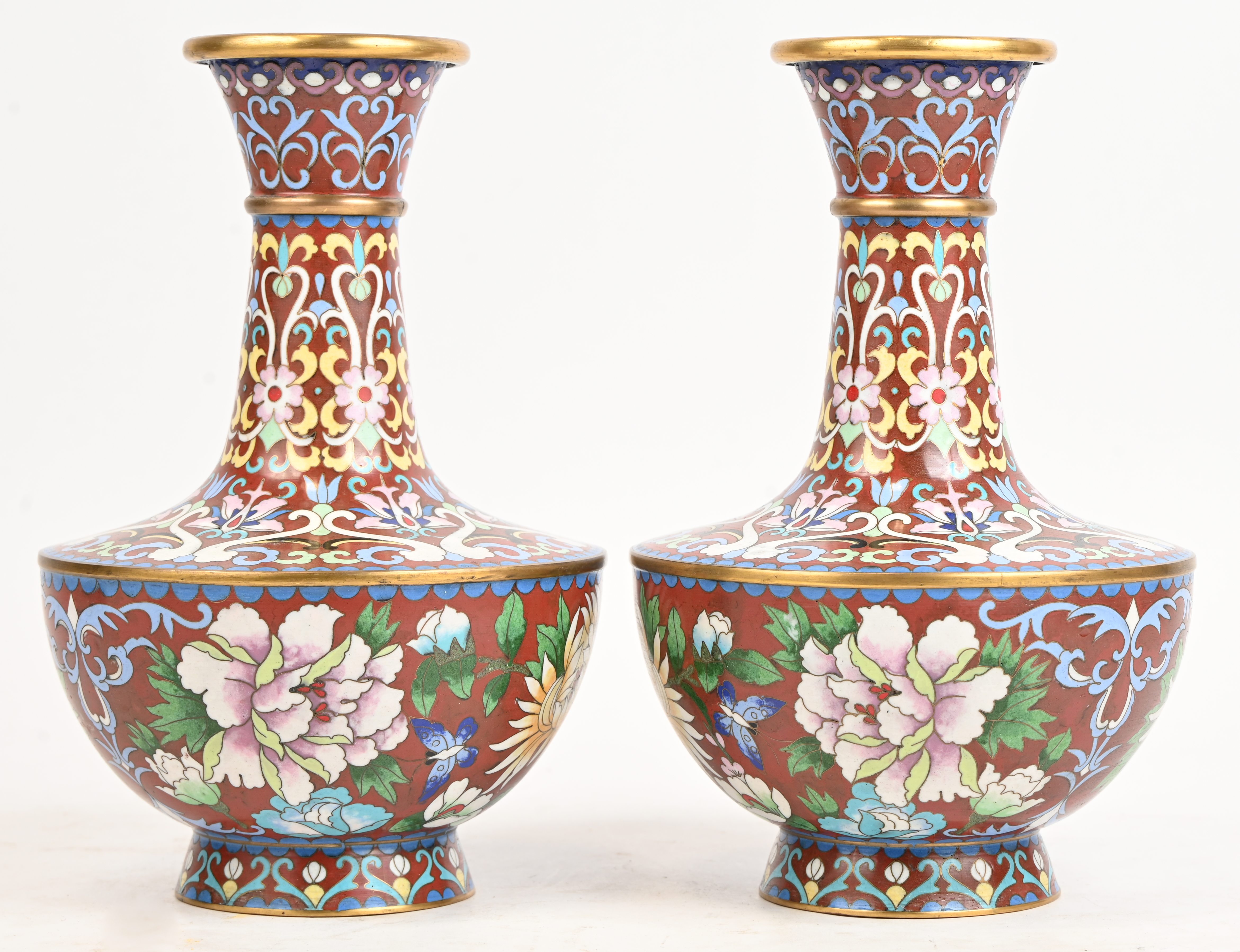 Een set van 2 cloisoné vazen, bruine onderkleur en floraal decor Een set van 2 cloisoné vazen, bruine onderkleur en floraal decor.