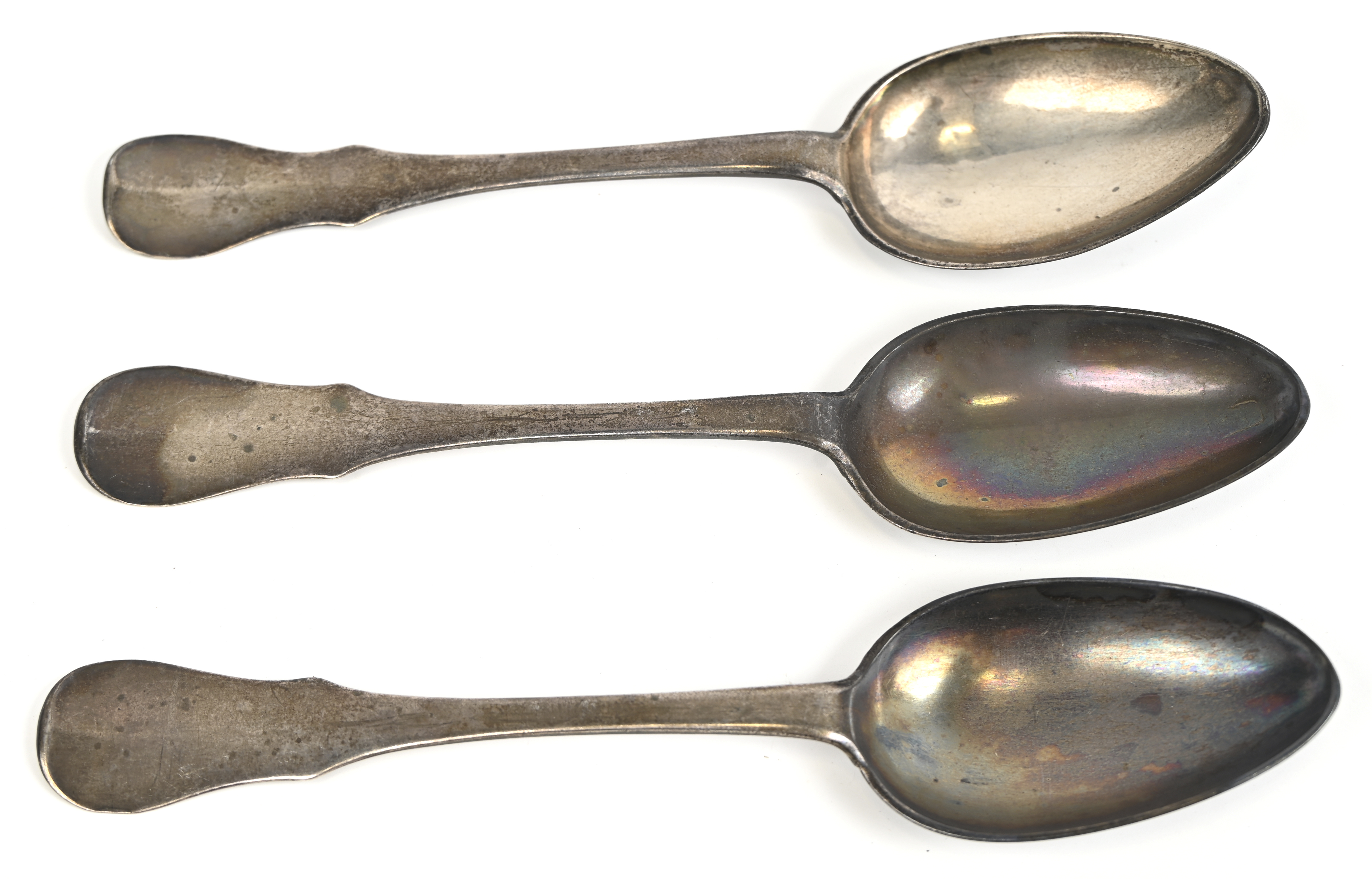 Drie 18e eeuwse zilveren lepels, met Franse keuren. De lepels hebben een gezamelijk brutogewicht van 160 gram Drie 18e eeuwse zilveren lepels, met Franse keuren. De lepels hebben een gezamelijk brutogewicht van 160 gram.