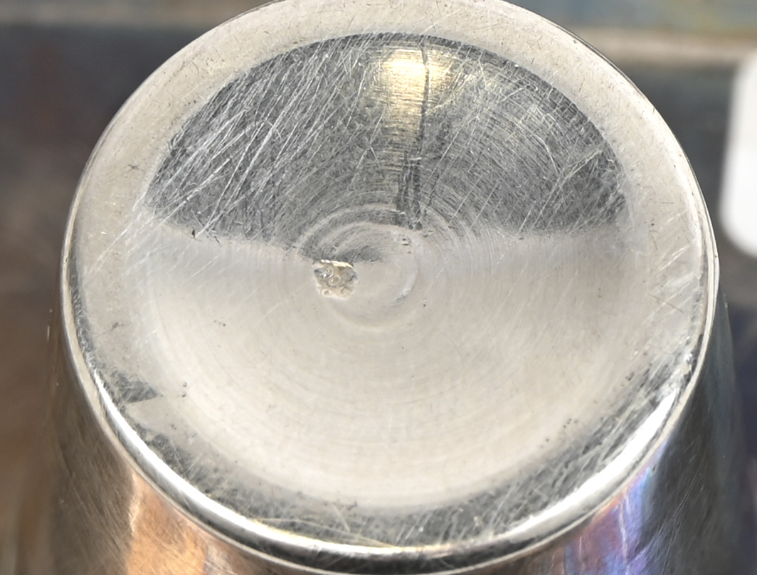 Een schoteltje met zes borrelhouders van zilver, gemerkt met Franse Keuren. Vier glaasjes aanwezig. Met een gezamelijk brutogewicht van 245 gram, gewogen zonder glaswerk Een schoteltje met zes borrelhouders van zilver, gemerkt met Franse Keuren. Vier glaasjes aanwezig. Met een gezamelijk brutogewicht van 245 gram, gewogen zonder glaswerk.
