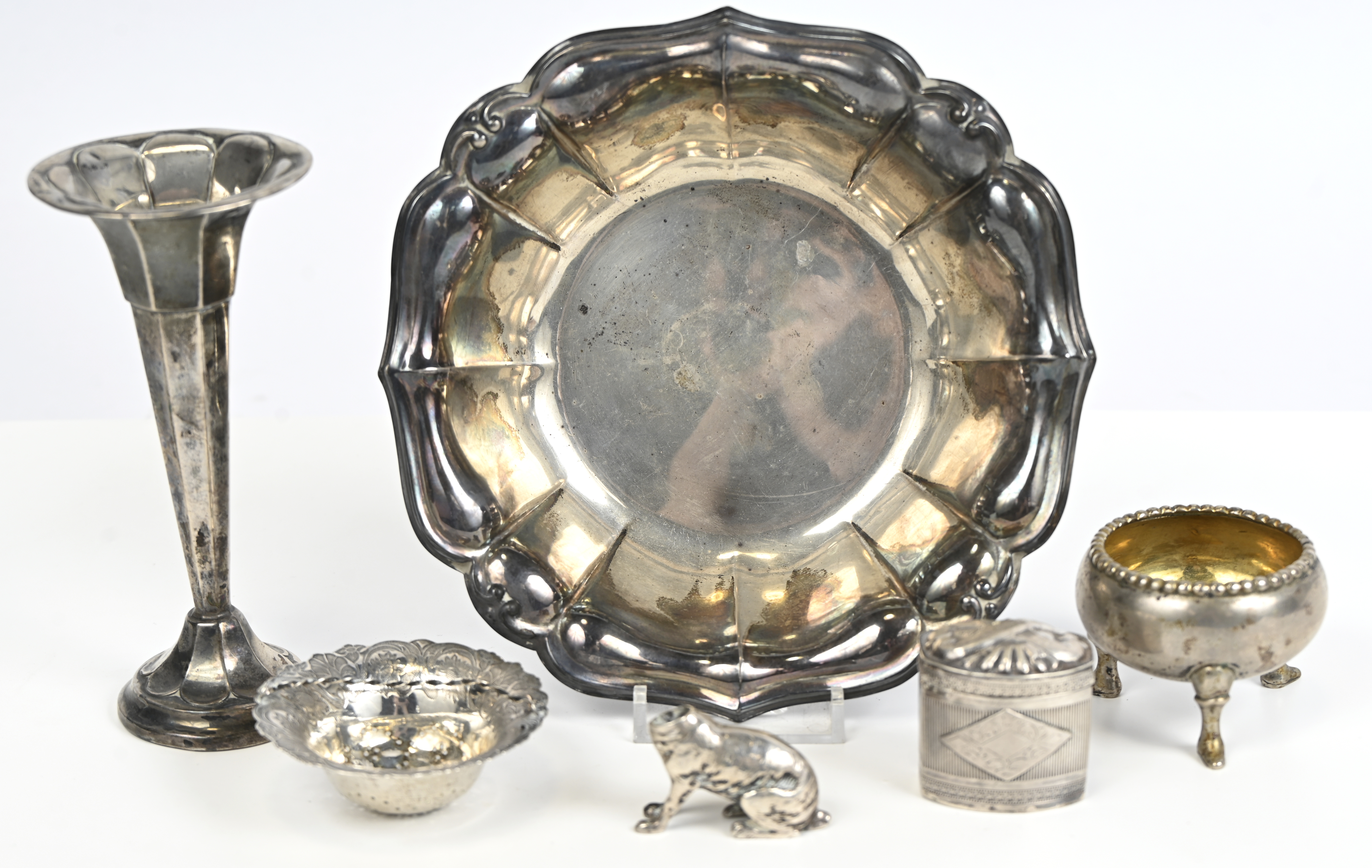 Zes zilveren objecten bestaande uit een theezeefje, een vaasje, een kom, een pillendoos, een potje en een haas zonder hoofd. Met o.a. Duitse en Engelse keuren. Met een gezamelijk brutogewicht van 305 gram Zes zilveren objecten bestaande uit een theezeefje, een vaasje, een kom, een pillendoos, een potje en een haas zonder hoofd. Met o.a. Duitse en Engelse keuren. Met een gezamelijk brutogewicht van 305 gram.