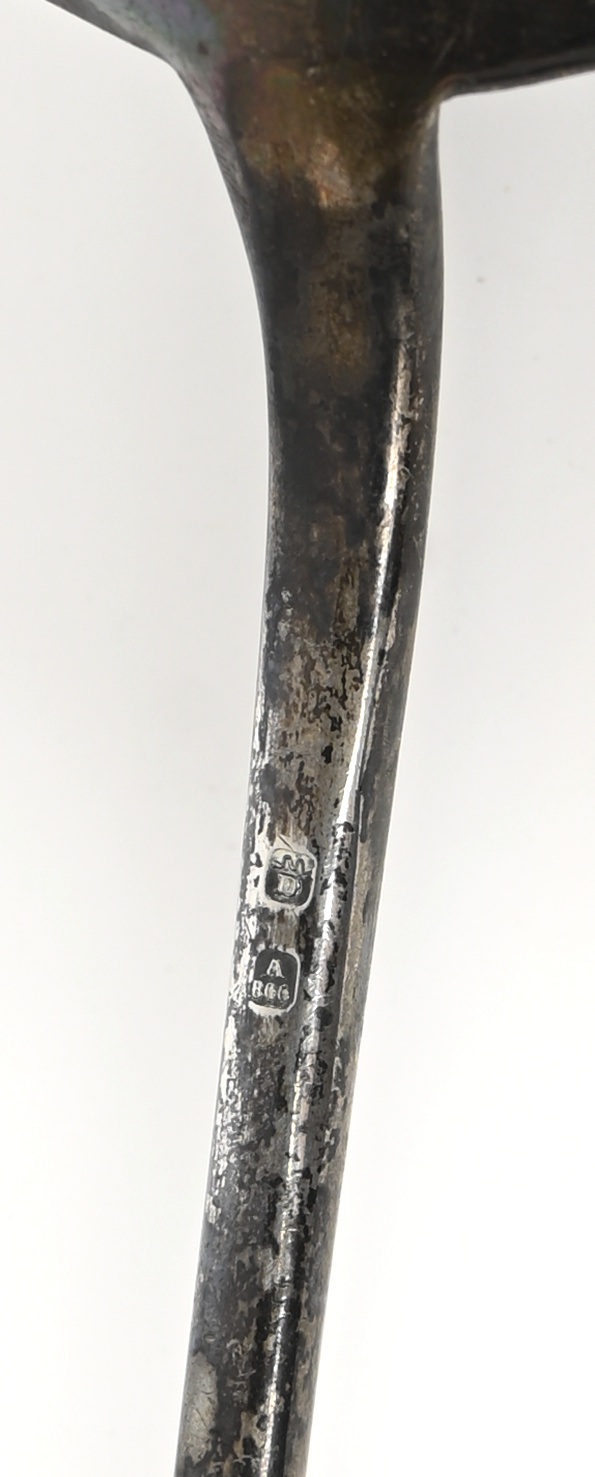 Een pollepel van Delheid zilver, gemerkt A800. Met een brutogewicht van 225 gram Een pollepel van Delheid zilver, gemerkt A800. Met een brutogewicht van 225 gram.