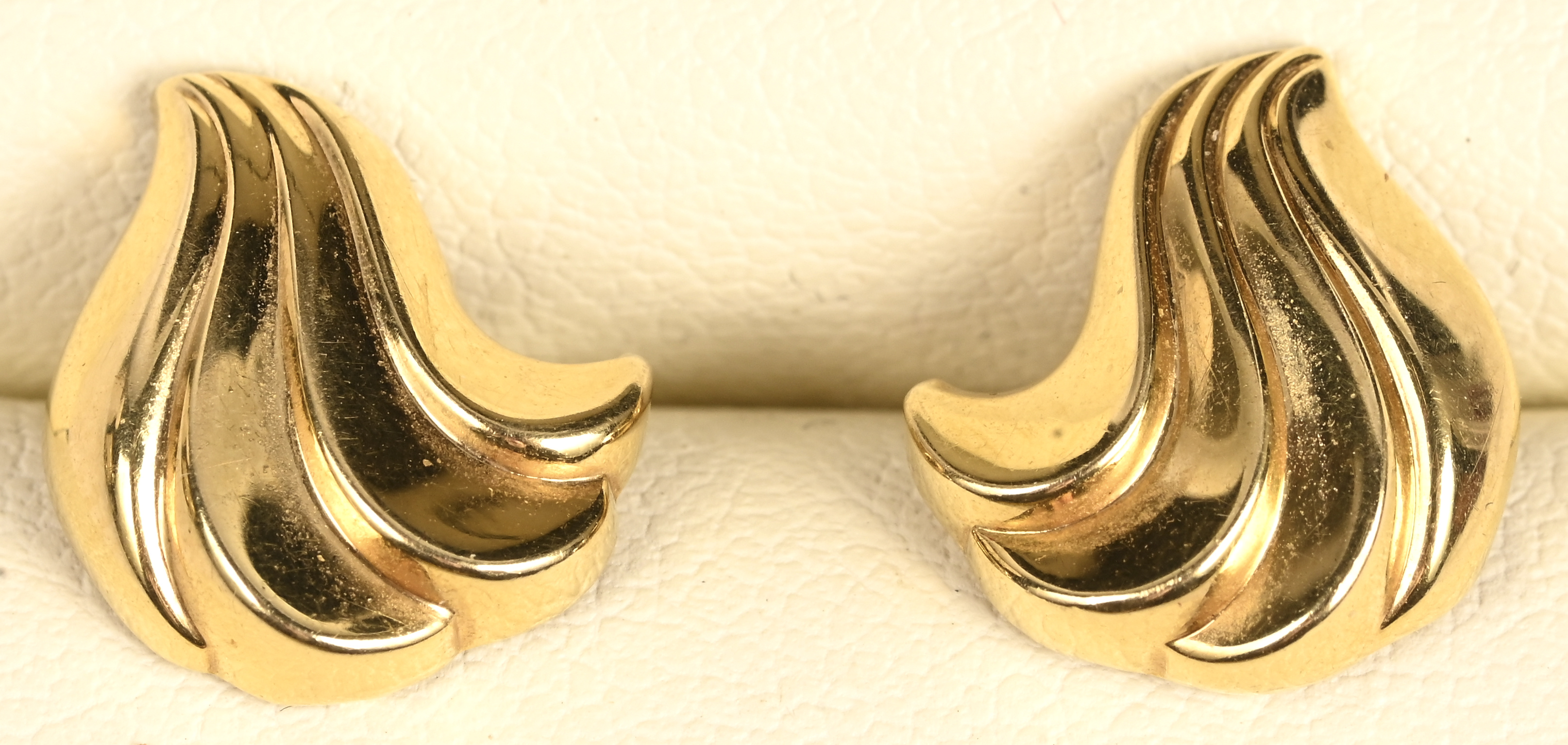 Een paar schelpvormige geelgouden oorbellen Een paar schelpvormige geelgouden oorbellen.