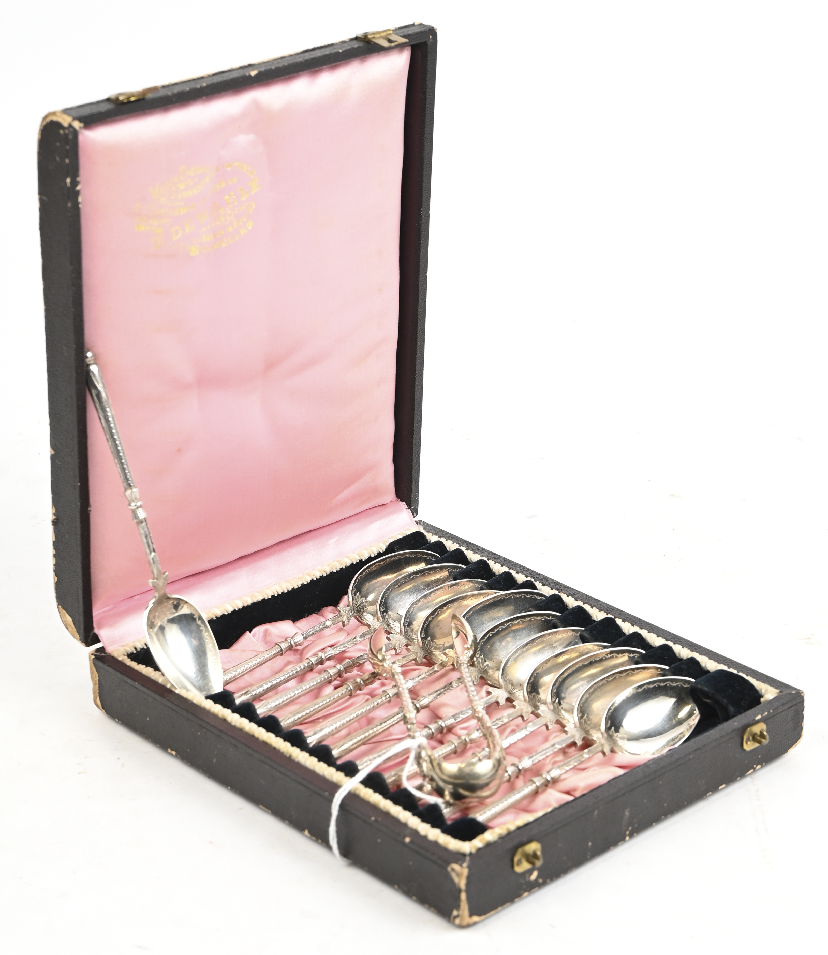 Een bestek cassette met 12 zilveren koffielepels (225 gram) met Frans export merk (1878 - 1973). Toegevoegd een zilveren suikertang (25 gram) met Duitse keuren, gemerkt 800 Een bestek cassette met 12 zilveren koffielepels (225 gram) met Frans export merk (1878 - 1973). Toegevoegd een zilveren suikertang (25 gram) met Duitse keuren, gemerkt 800.