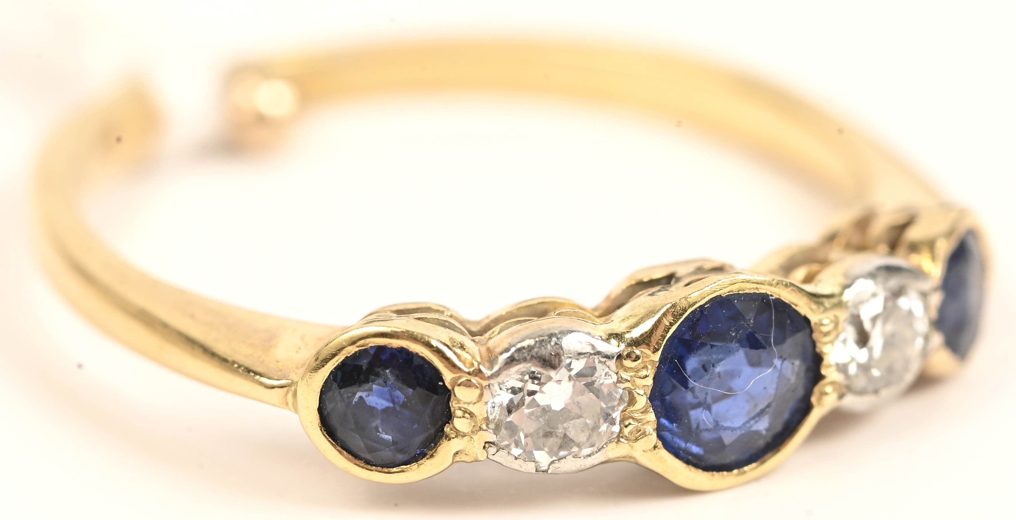 Een 18 kt geelgouden ring bezet met briljanten met een gezamenlijk gewicht van +- 0,20 ct en saffieren met een gezamenlijk gewicht van +- 30 ct Een 18 kt geelgouden ring bezet met briljanten met een gezamenlijk gewicht van +- 0,20 ct en saffieren met een gezamenlijk gewicht van +- 30 ct.