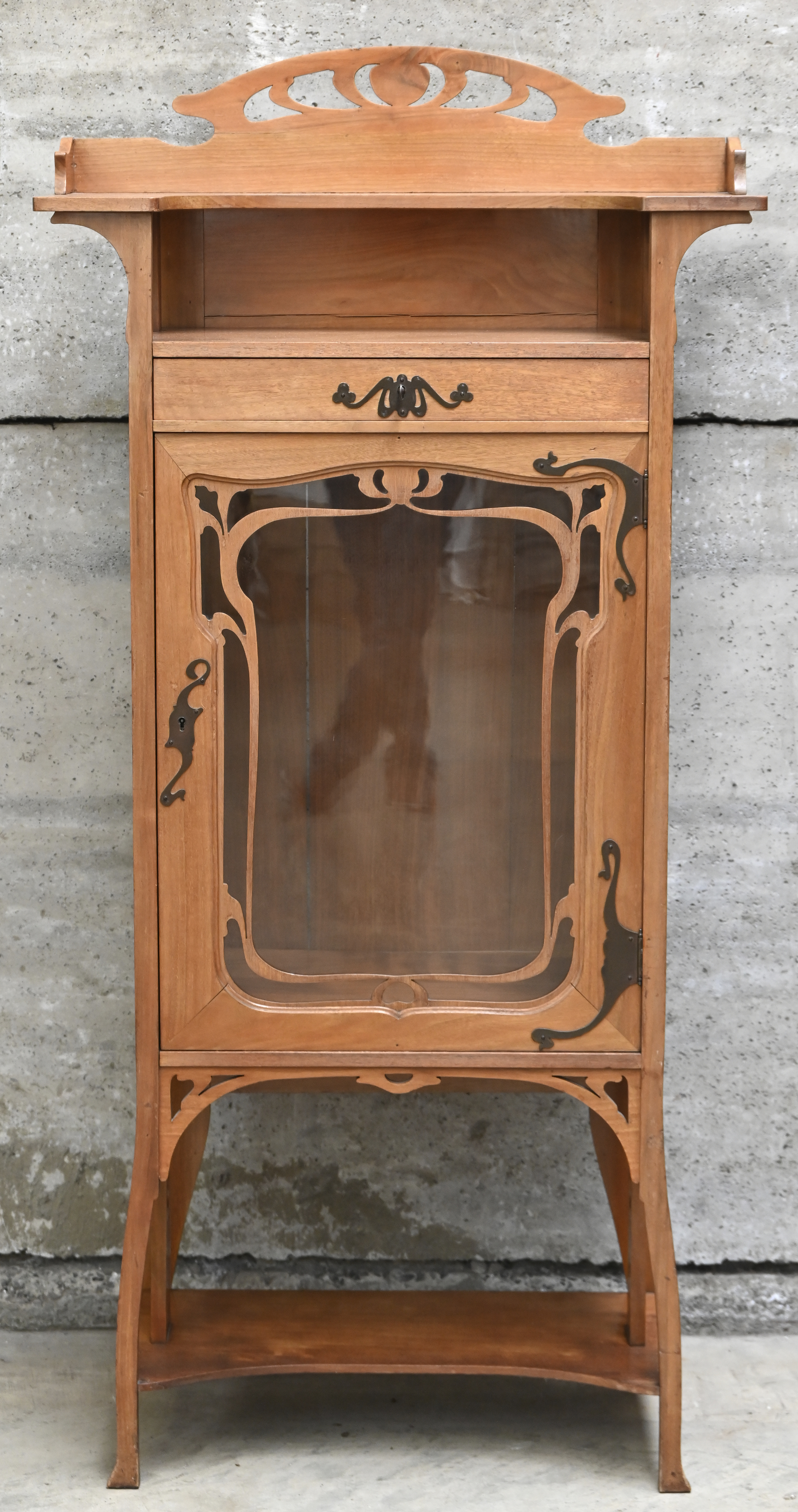 Een art nouveau vitrinekastje, circa 1900 Een art nouveau vitrinekastje, circa 1900.