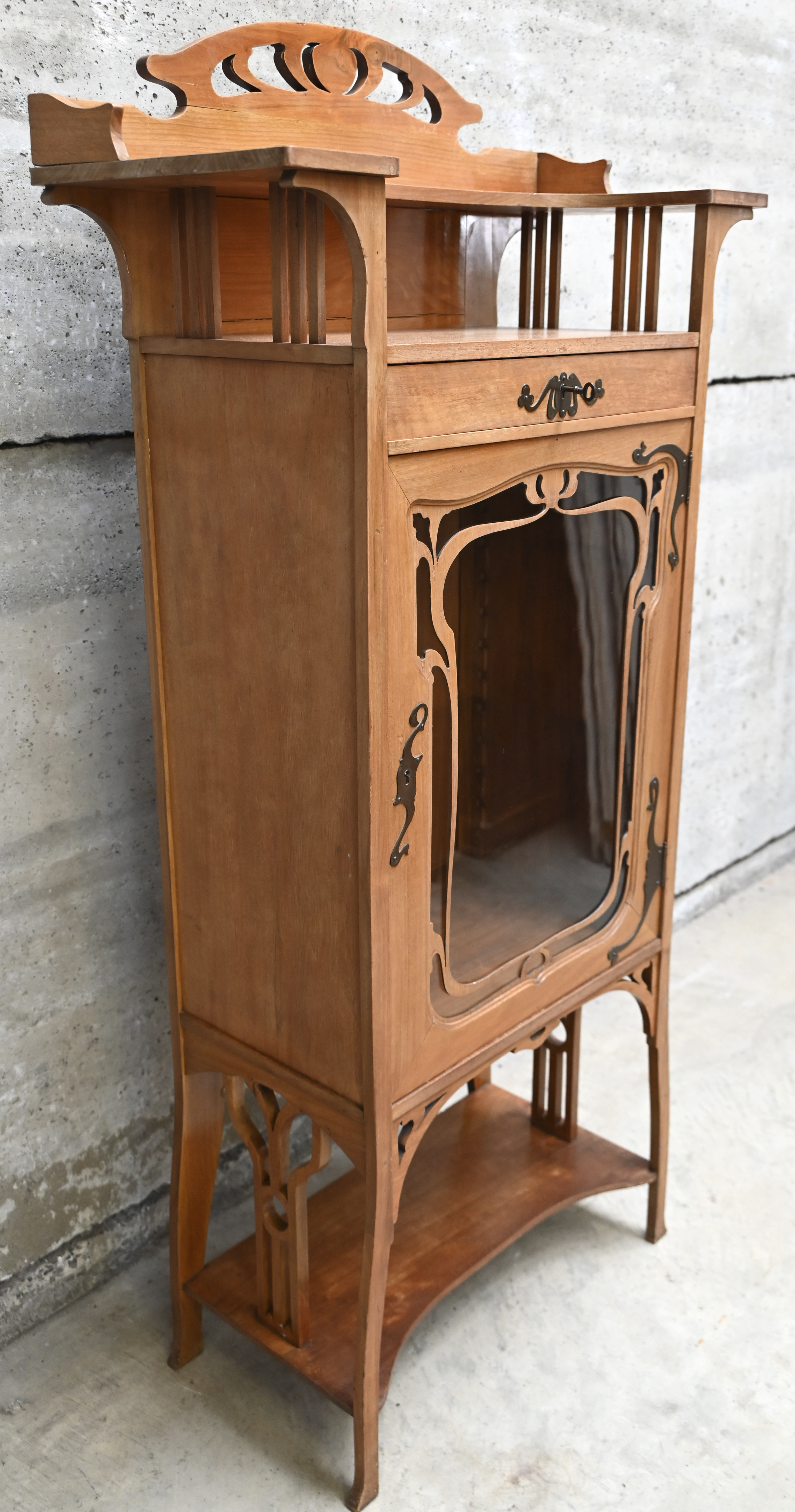 Een art nouveau vitrinekastje, circa 1900 Een art nouveau vitrinekastje, circa 1900.