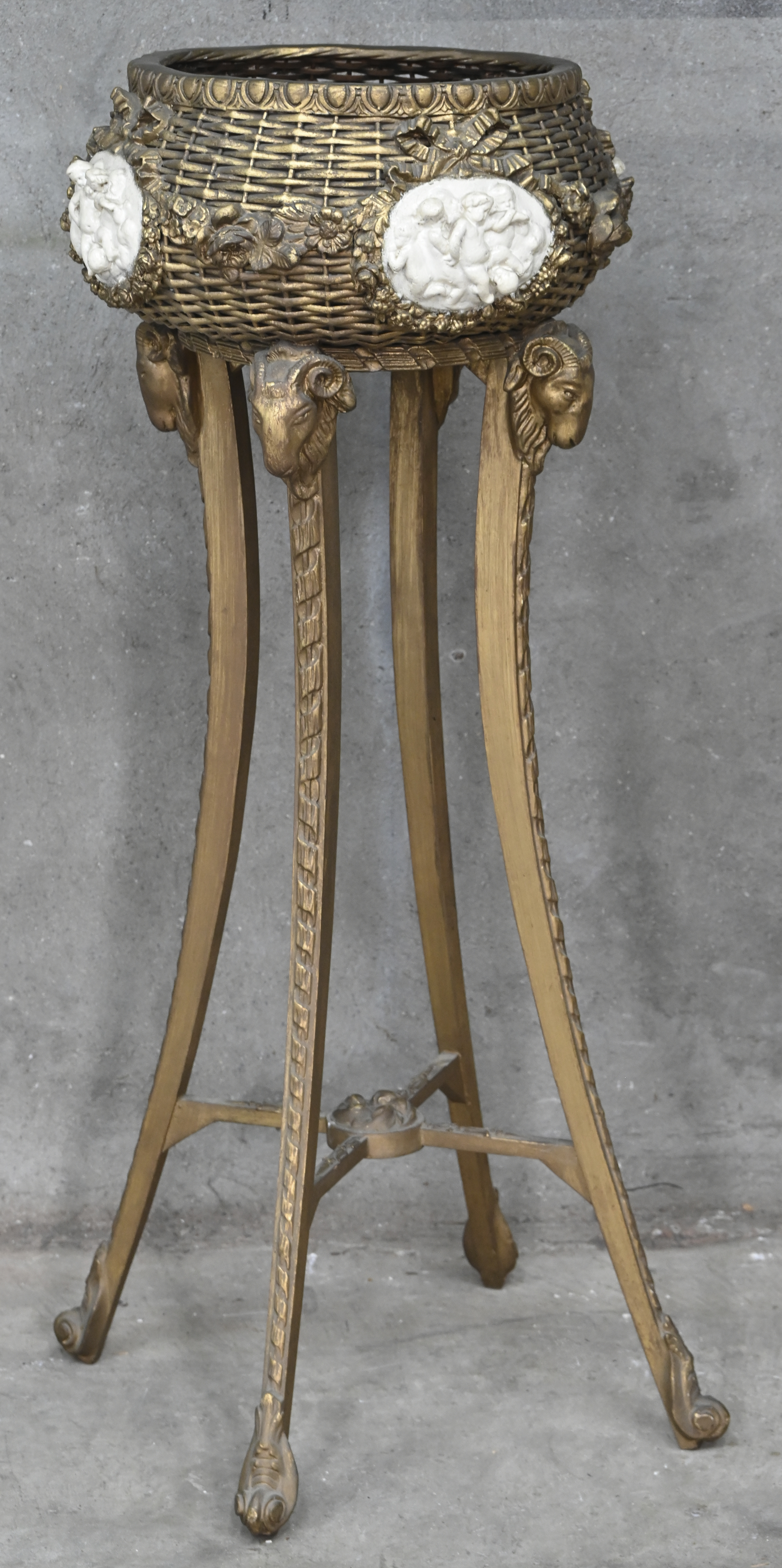 Een verguld houten jardinière met ramskoppen en 3 (aardewerk?) bas-reliëf plaquettes 1 Een verguld houten jardinière met ramskoppen en 3 (aardewerk?) bas-reliëf plaquettes