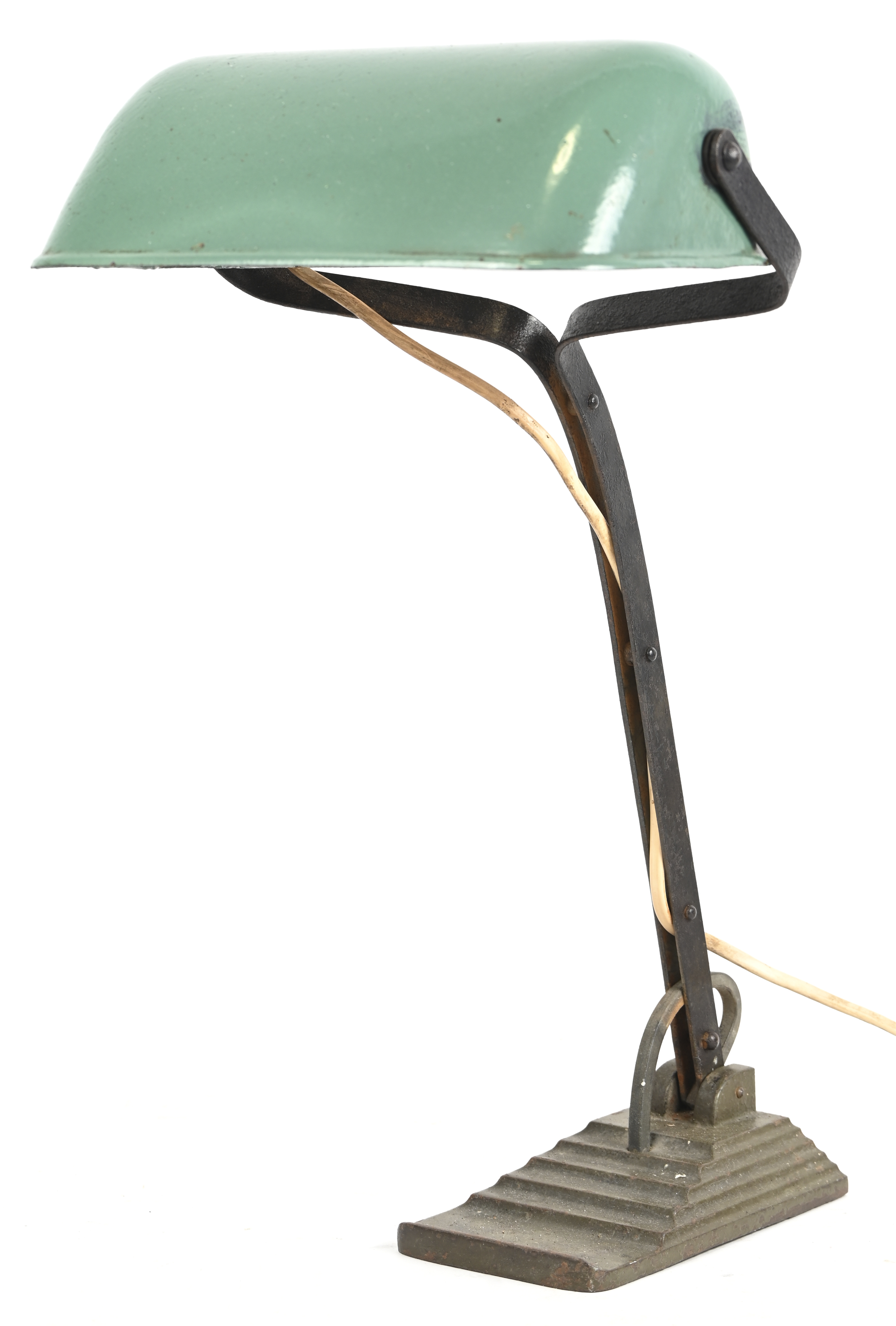 Een art deco bureau lamp met groen emaille metalen kap. Gemerkt 309-293 Een art deco bureau lamp met groen emaille metalen kap. Gemerkt 309-293.