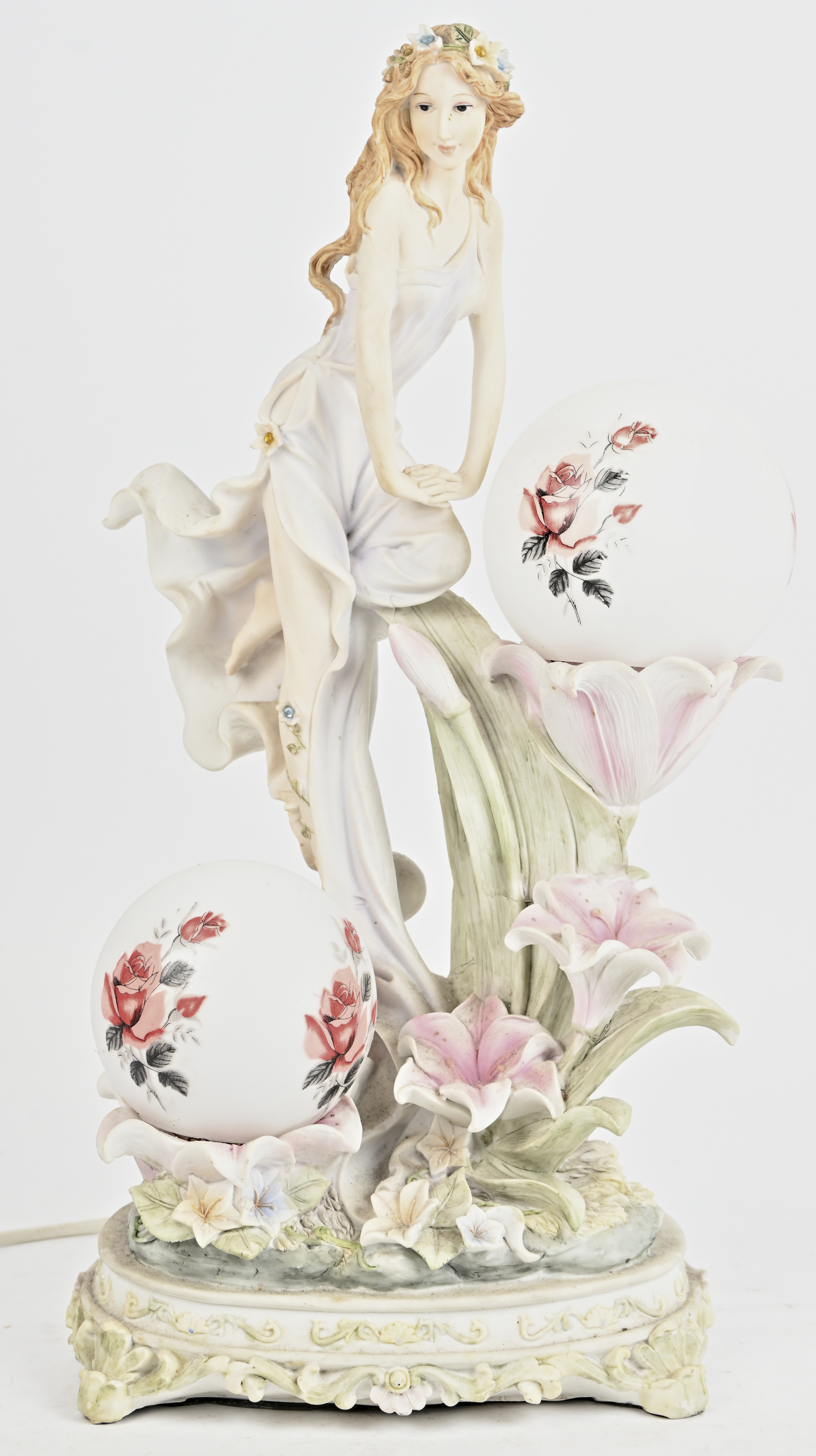 “Meisje met bloemen”. Een decoratieve lamp van kunststof in art nouveau stijl “Meisje met bloemen”. Een decoratieve lamp van kunststof in art nouveau stijl.