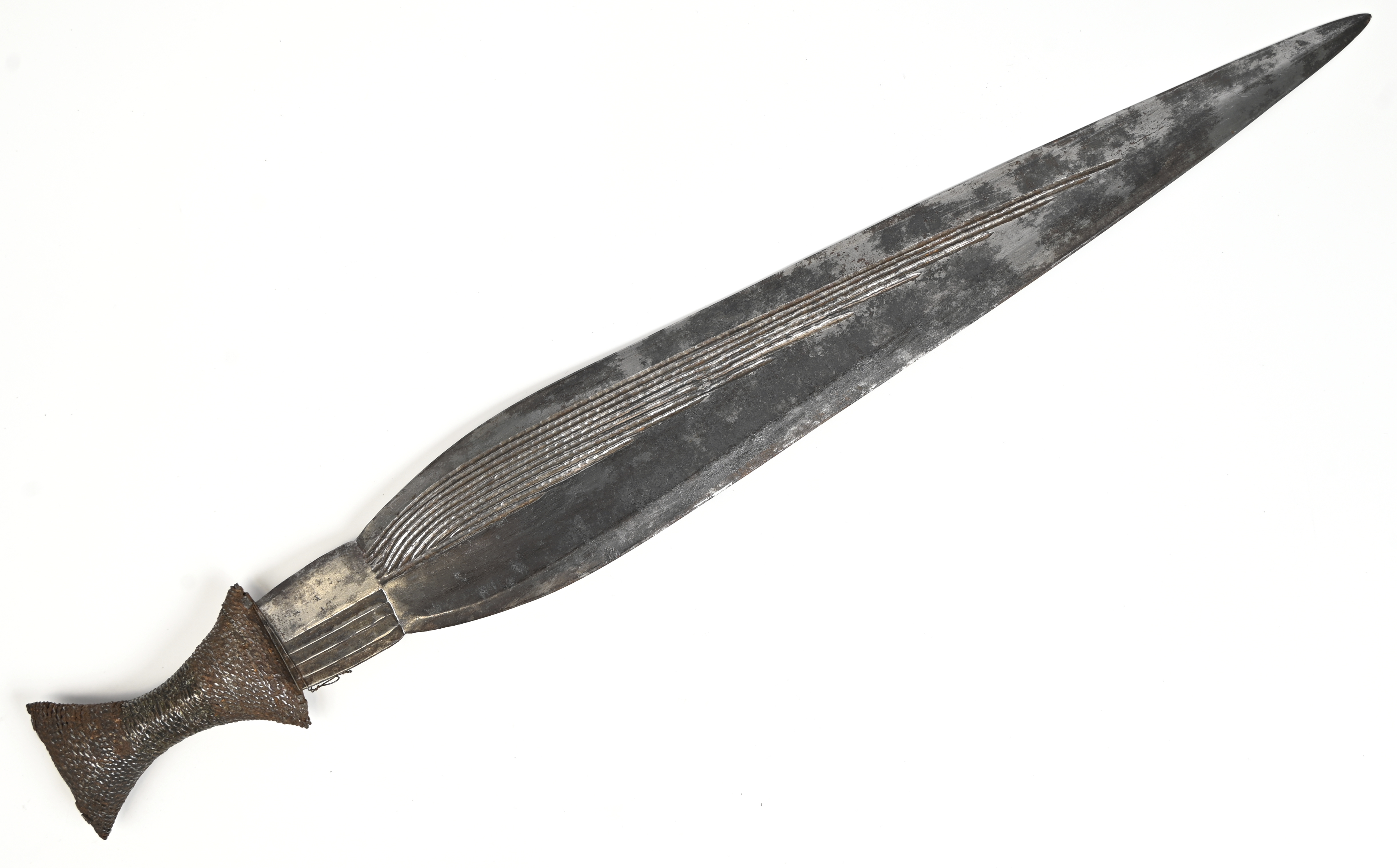 Een 19e eeuwse Afrikaanse Boa/Angba/Bandia dolk met een met metaaldraad omwikkelde greep Een 19e eeuwse Afrikaanse Boa/Angba/Bandia dolk met een met metaaldraad omwikkelde greep.
