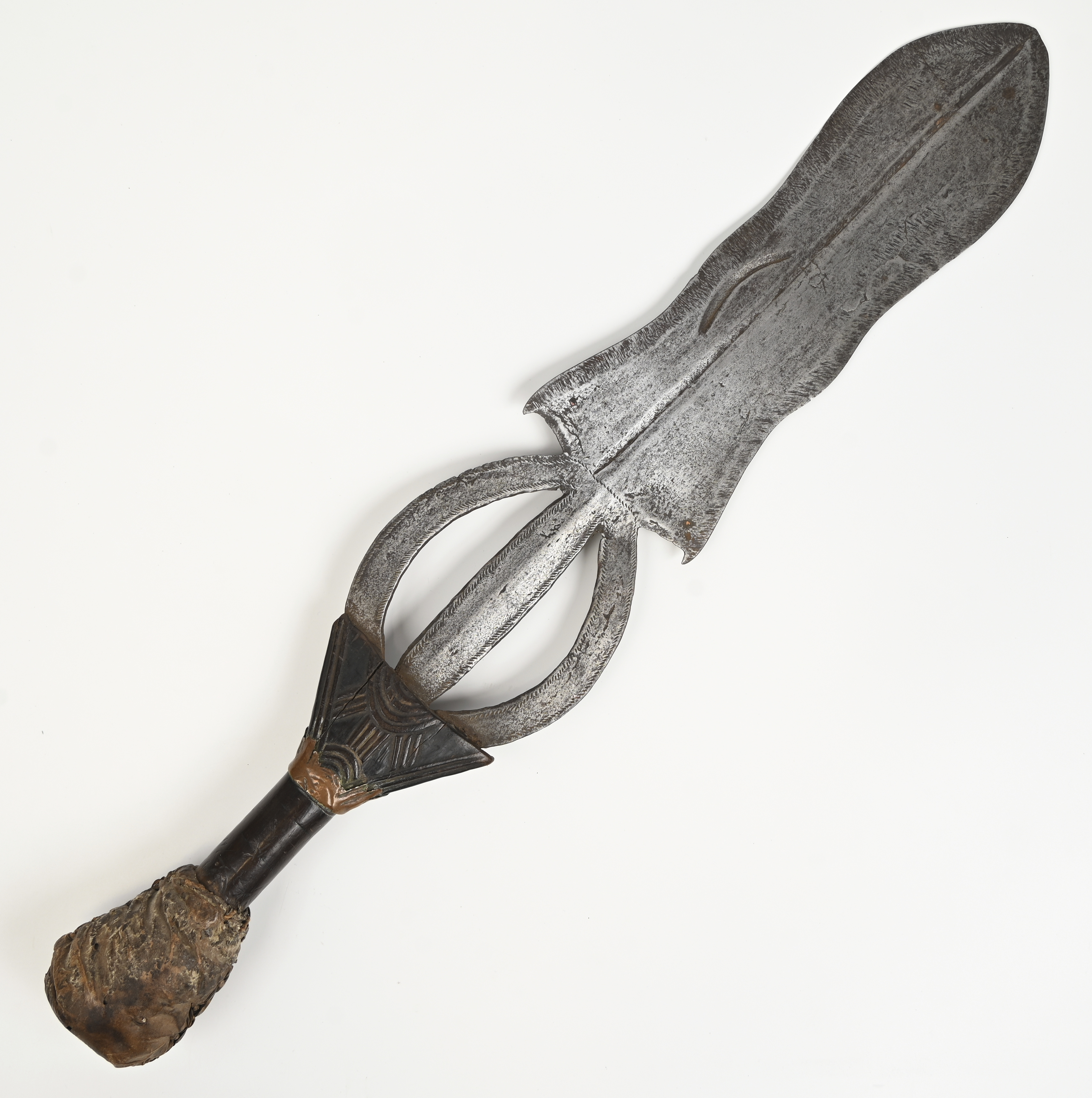 Een 19e eeuwse Afrikaans Ngombe/Doko/Poto-type prestigezwaard, mopamba/ingonda Een 19e eeuwse Afrikaans Ngombe/Doko/Poto-type prestigezwaard, mopamba/ingonda.