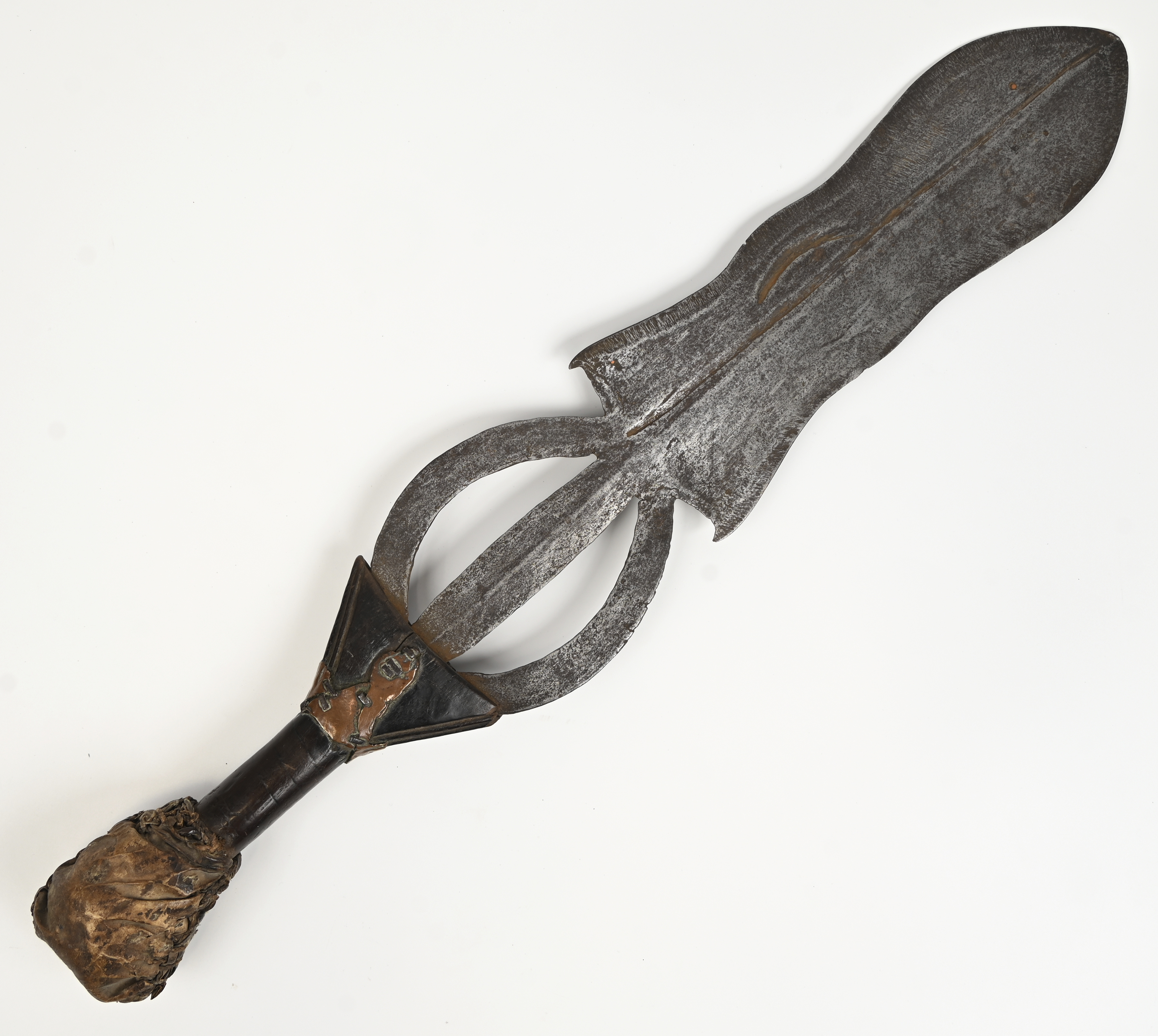 Een 19e eeuwse Afrikaans Ngombe/Doko/Poto-type prestigezwaard, mopamba/ingonda Een 19e eeuwse Afrikaans Ngombe/Doko/Poto-type prestigezwaard, mopamba/ingonda.