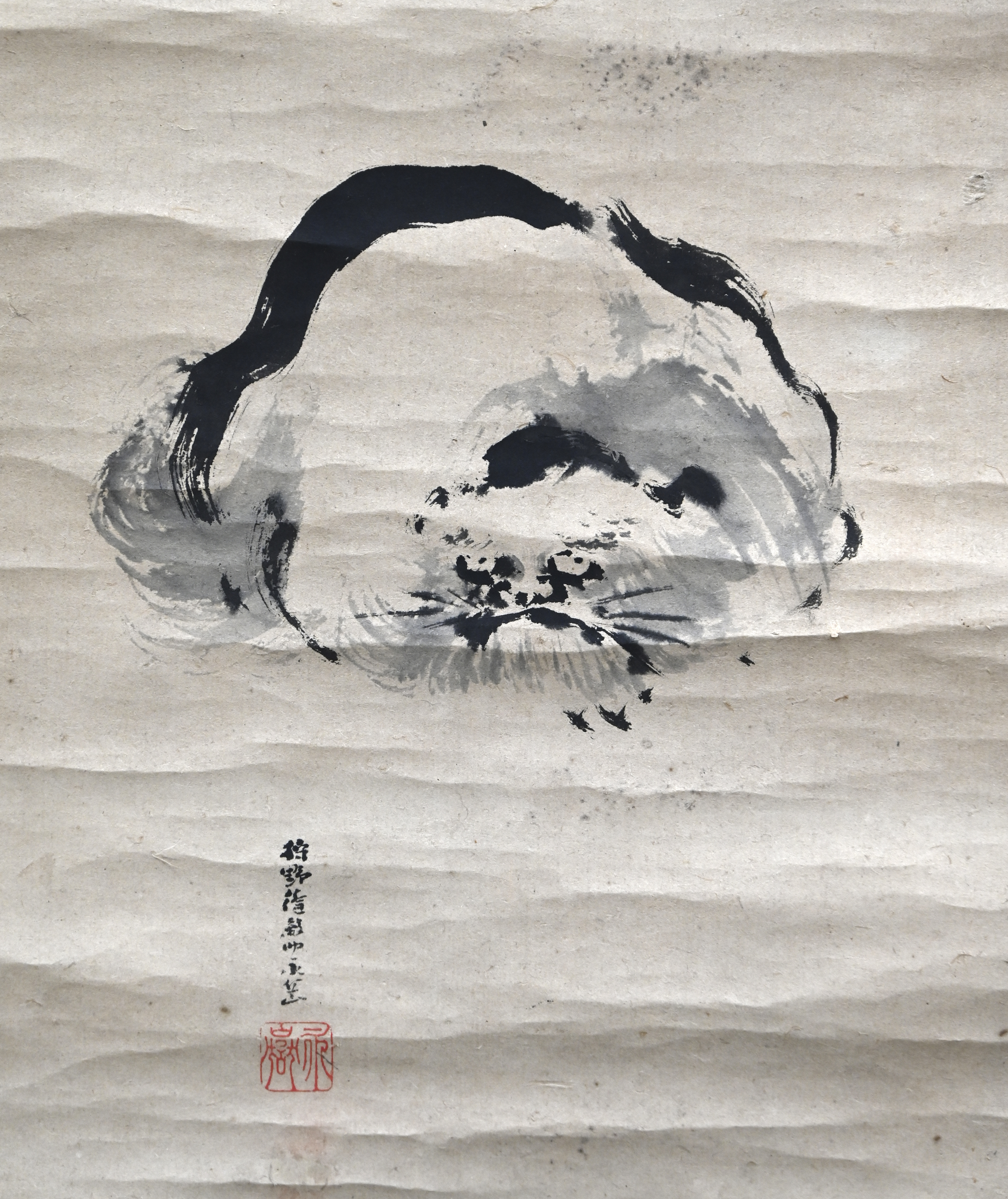 “Leeuw.” Een antieke Japanse hangrol (kakemono), herdruk laat 19e begin 20e eeuw. Draagt stempel van Kanō Eigaku “Leeuw.” Een antieke Japanse hangrol (kakemono), herdruk laat 19e begin 20e eeuw. Draagt stempel van Kanō Eigaku.