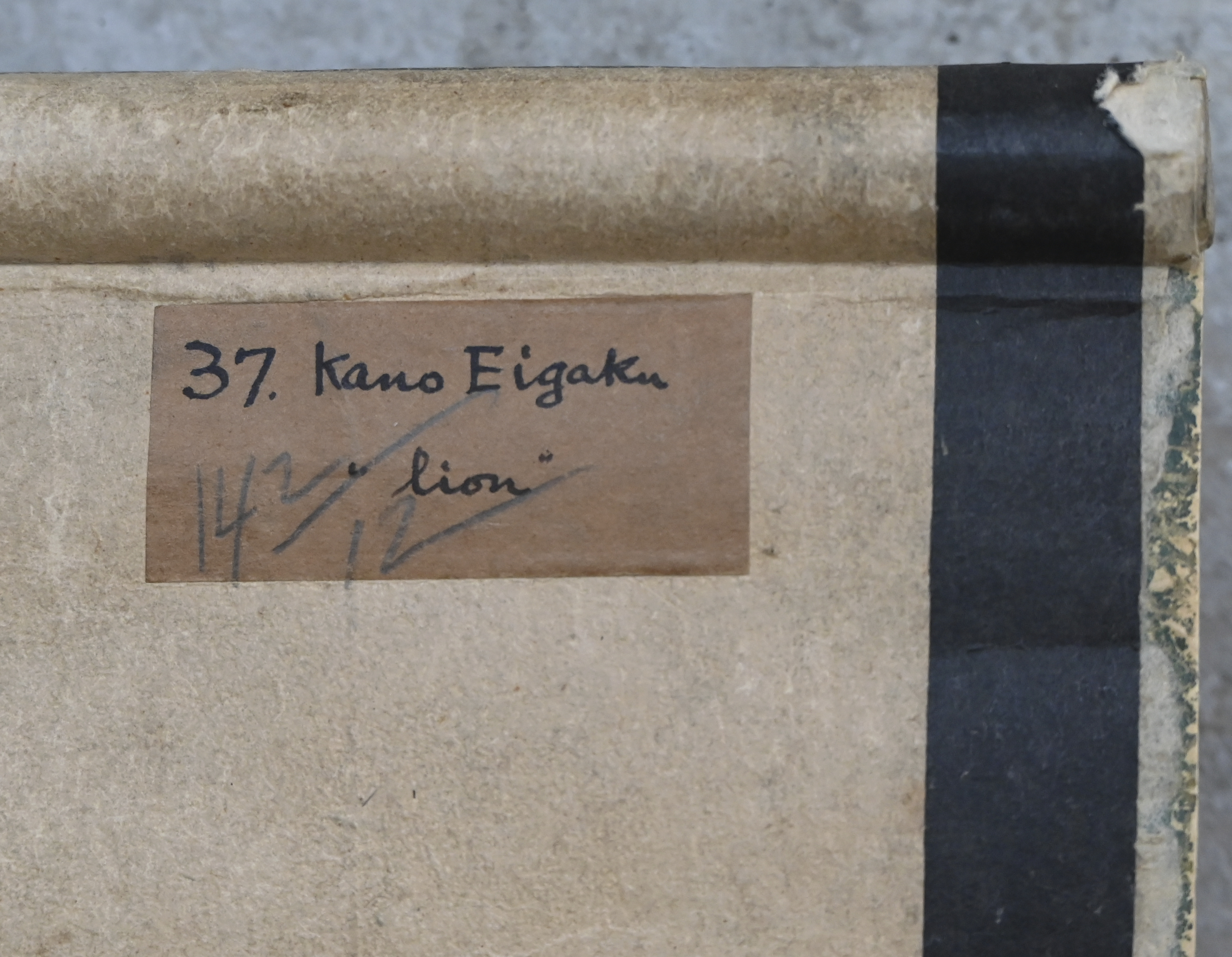 “Leeuw.” Een antieke Japanse hangrol (kakemono), herdruk laat 19e begin 20e eeuw. Draagt stempel van Kanō Eigaku “Leeuw.” Een antieke Japanse hangrol (kakemono), herdruk laat 19e begin 20e eeuw. Draagt stempel van Kanō Eigaku.