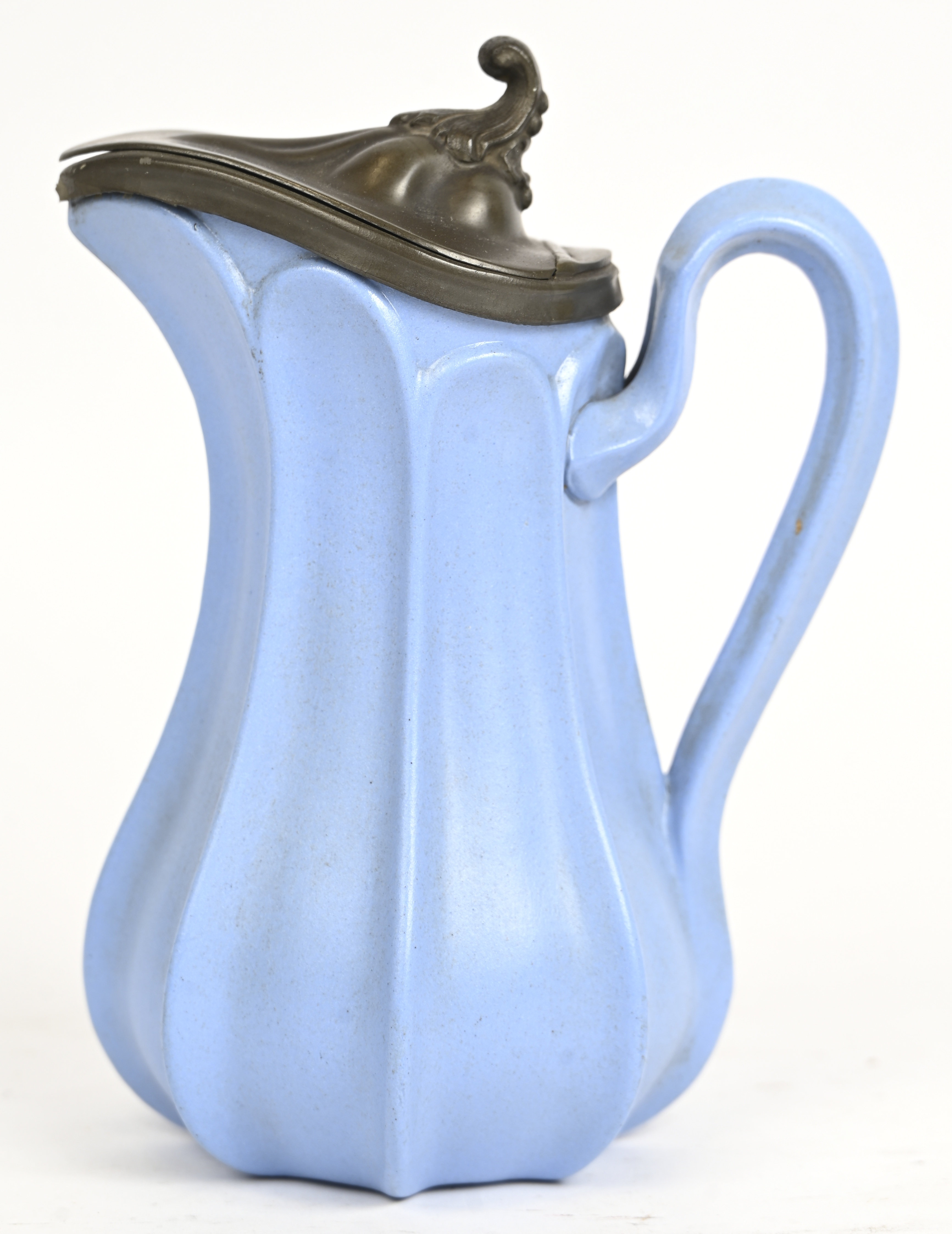 Een blauw Victoriaans stoneware schenkkannetje gemerkt in de bovenrand van de klep. Kleine schade aan de tip van het deksel. Midden 19e eeuw Een blauw Victoriaans stoneware schenkkannetje gemerkt in de bovenrand van de klep. Kleine schade aan de tip van het deksel. Midden 19e eeuw.