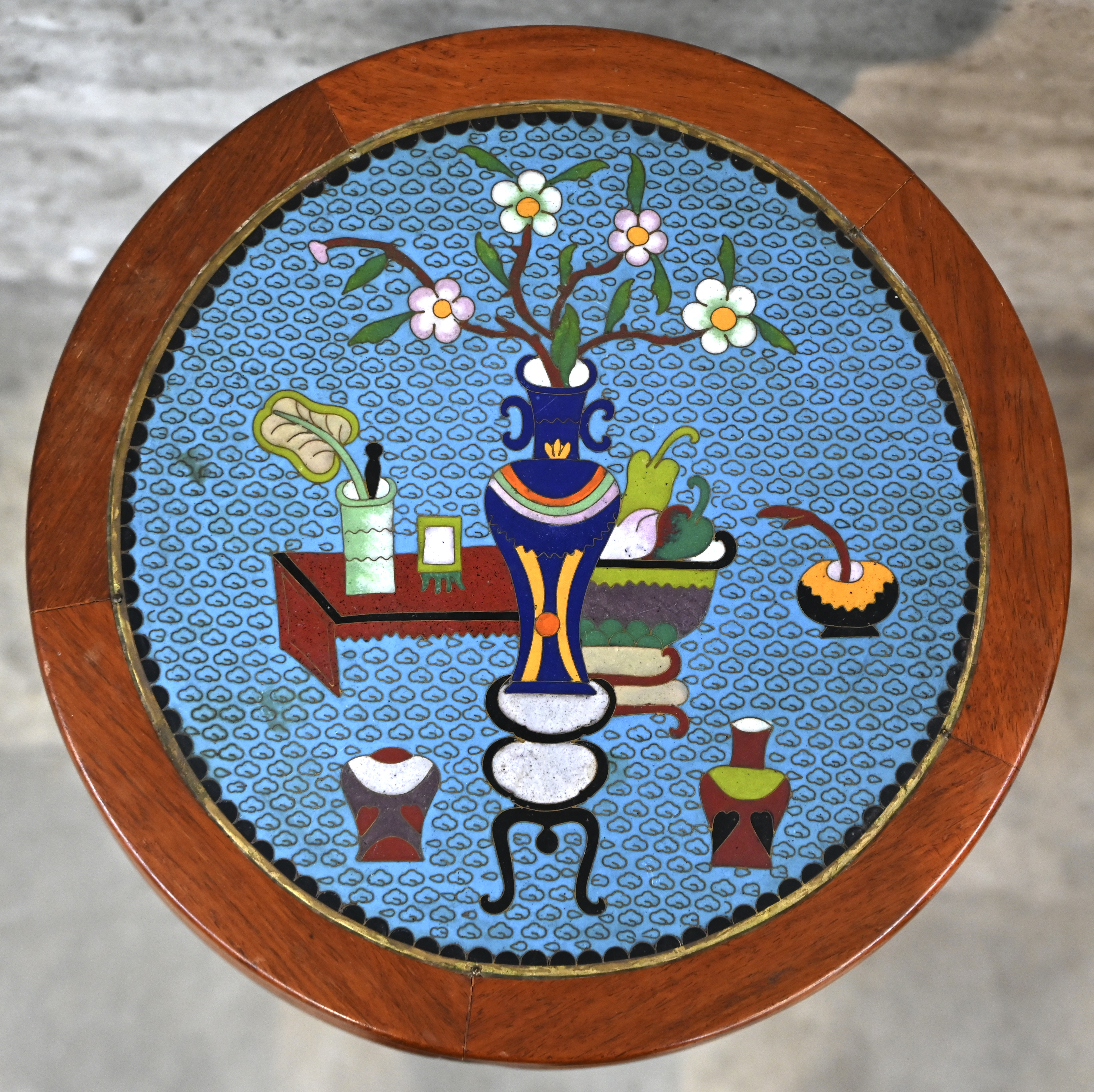 Een palissander-houten staander met cloisonée bovenstuk met minimalistisch interieur decor, en onderstuk met bloemdecor. Draken in de franjes bovenaan Een palissander-houten staander met cloisonée bovenstuk met minimalistisch interieur decor, en onderstuk met bloemdecor. Draken in de franjes bovenaan.