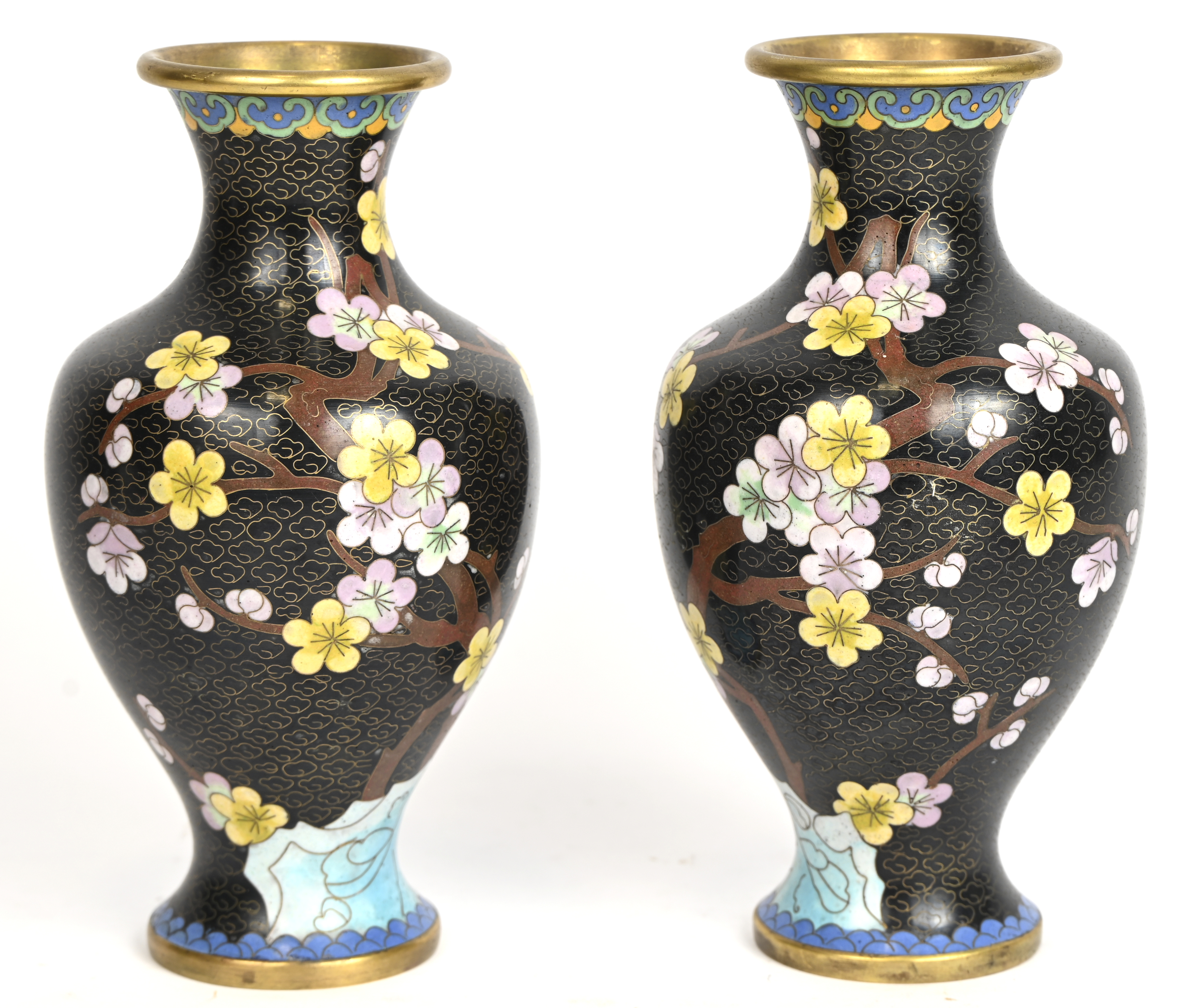 Een paar Chinees cloisonnée vaasjes met zwart decor van bloemen Een paar Chinees cloisonnée vaasjes met zwart decor van bloemen.