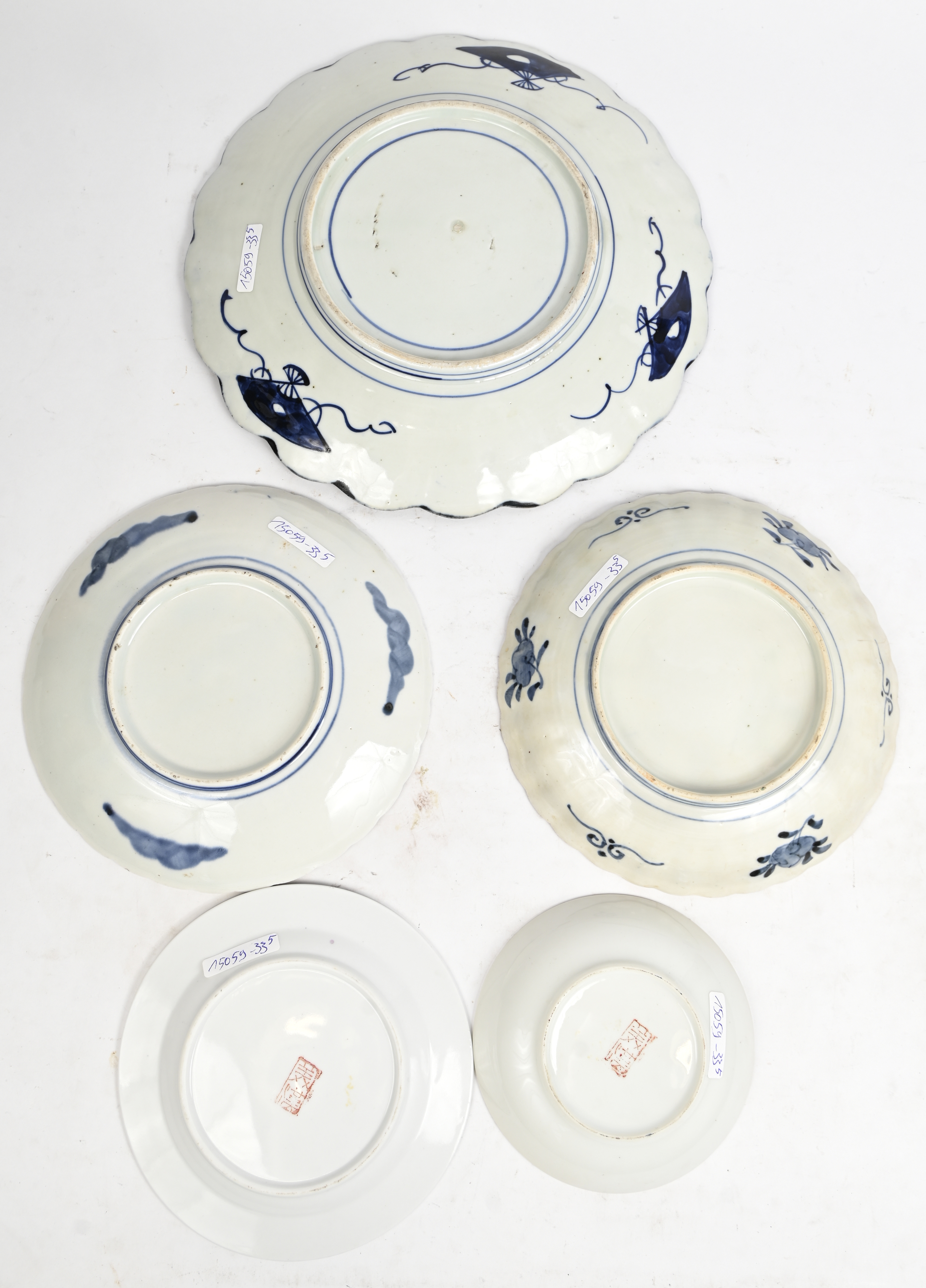 Een lot Imari porseleinen borden. 5 borden, één met schaaltje. Waaronder een laat 19e eeuws bord (met schilfer) Een lot Imari porseleinen borden. 5 borden, één met schaaltje. Waaronder een laat 19e eeuws bord (met schilfer).