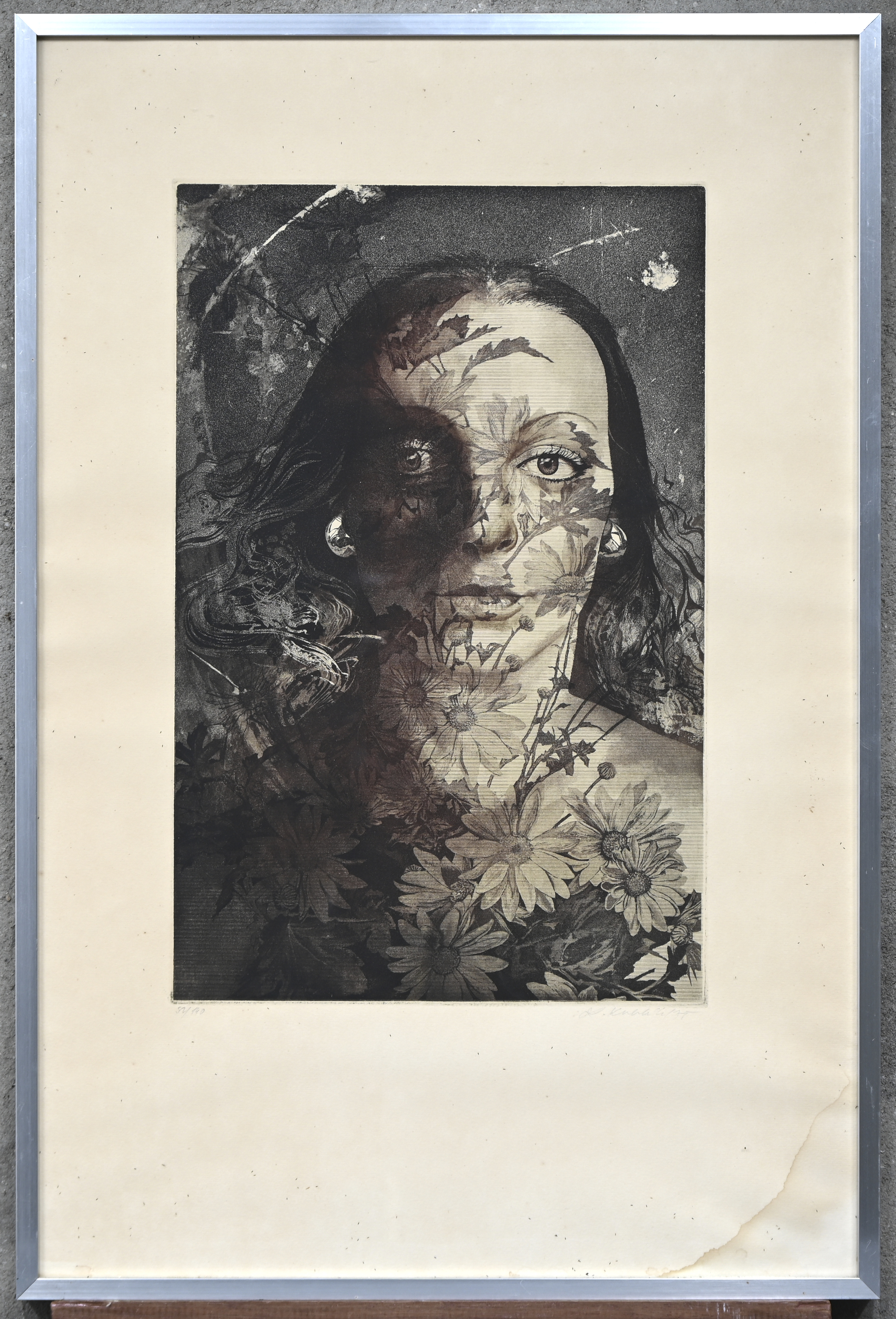 ‘Vrouwenportret met bloemen’, een monochrome ets. Onleesbaar gesigneerd, nr. 92 uit een oplage van 140 exemplaren. Met waterschade aan de onderkant ‘Vrouwenportret met bloemen’, een monochrome ets. Onleesbaar gesigneerd, nr. 92 uit een oplage van 140 exemplaren. Met waterschade aan de onderkant.