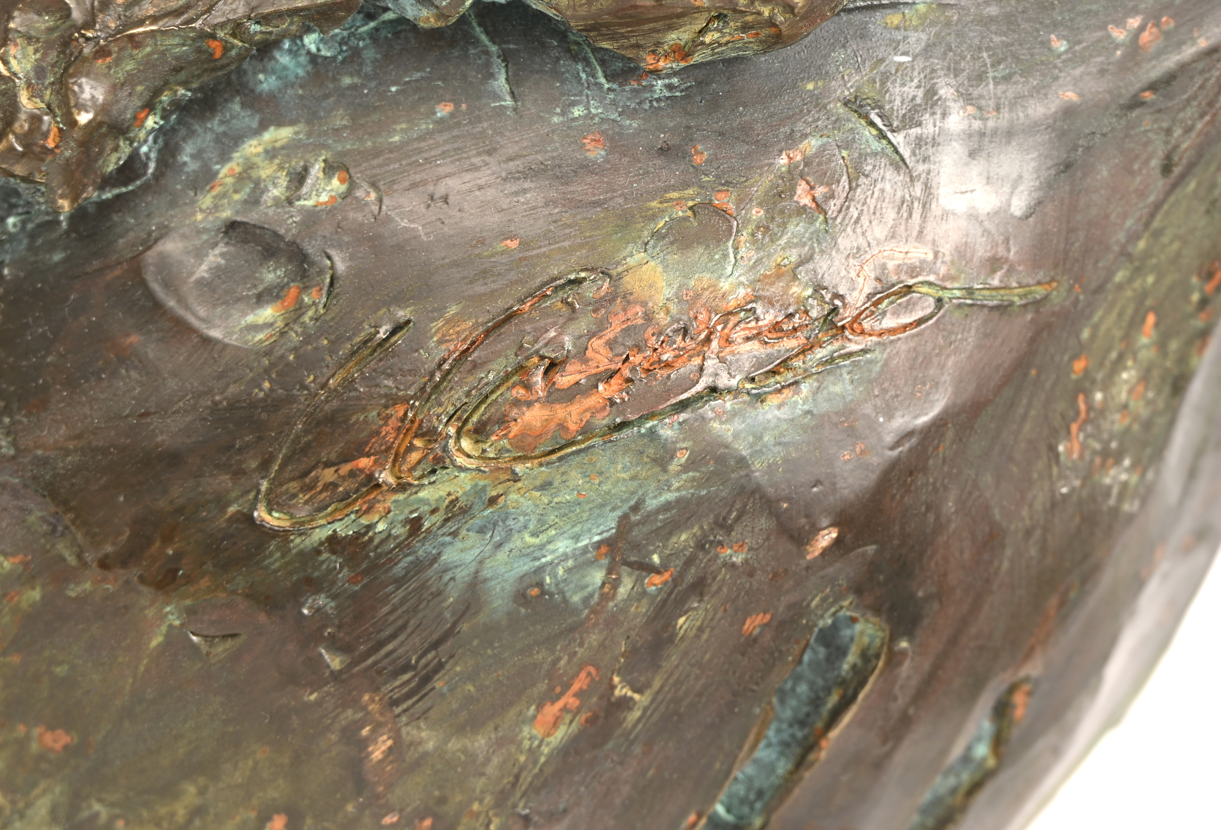 Een bronzen beeld van een jongedame, gezeten tegen een rots. Gesigneerd Een bronzen beeld van een jongedame, gezeten tegen een rots. Gesigneerd.