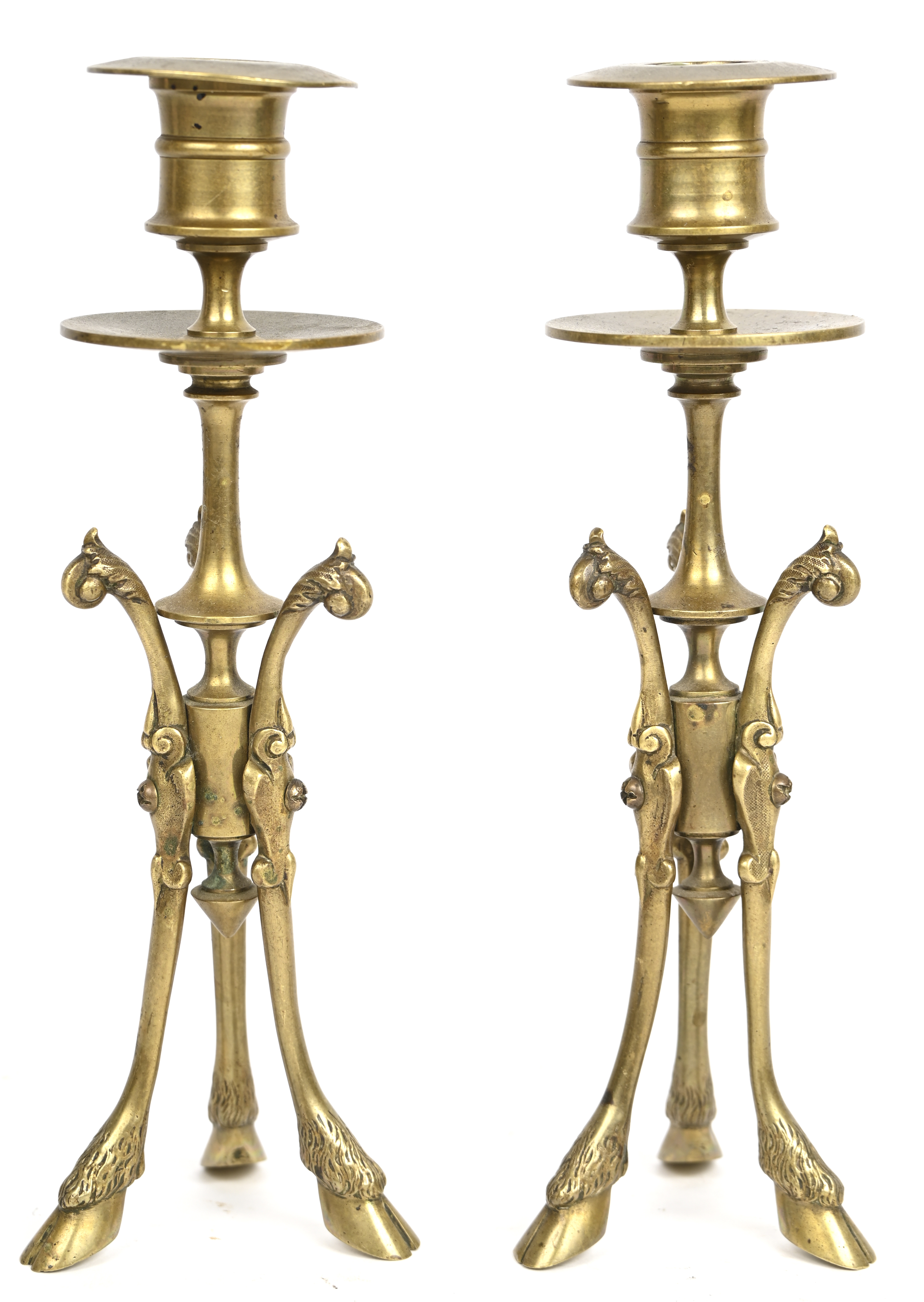 Een set van 2 messing kandelaars in Napoleon III stijl Een set van 2 messing kandelaars in Napoleon III stijl.