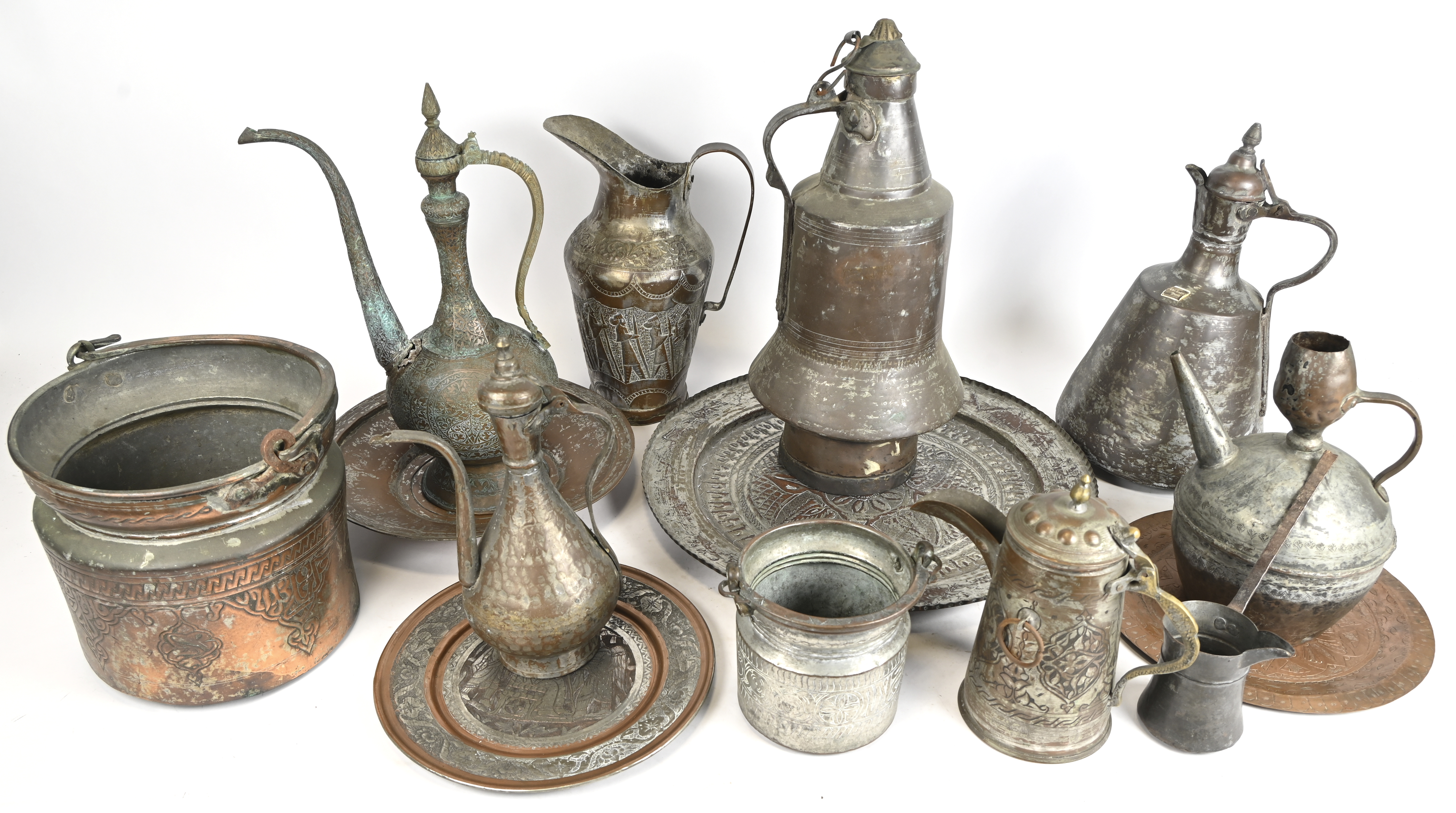 Een gevarieerd lot koperen kannen, borden en schalen, deels Oosterse oorsprong Een gevarieerd lot koperen kannen, borden en schalen, deels Oosterse oorsprong.
