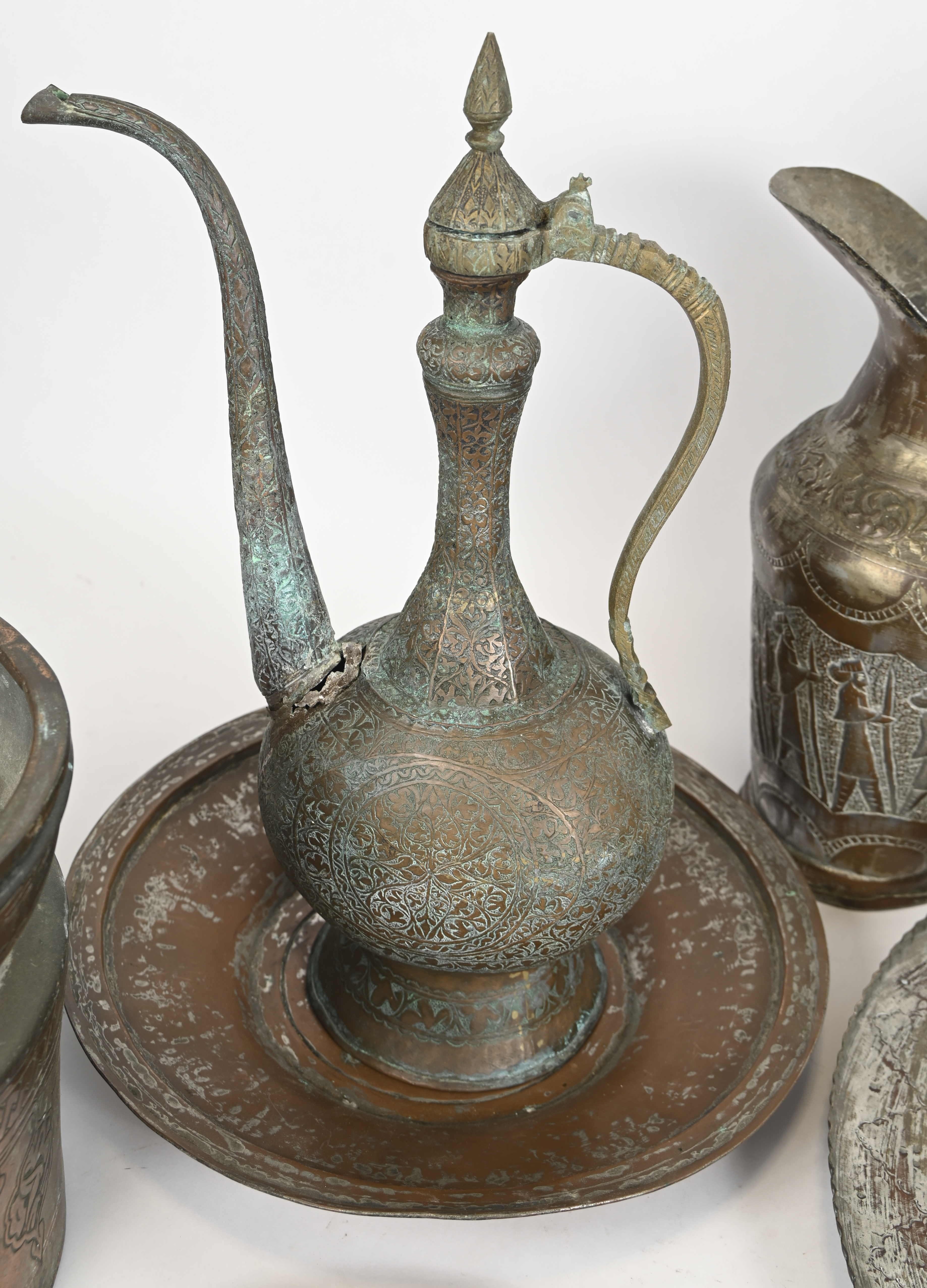 Een gevarieerd lot koperen kannen, borden en schalen, deels Oosterse oorsprong Een gevarieerd lot koperen kannen, borden en schalen, deels Oosterse oorsprong.