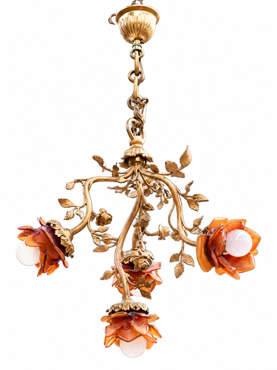 Een smeedijzeren luchter met florale vormgeving en bloemvormige glazen blakers Een smeedijzeren luchter met florale vormgeving en bloemvormige glazen blakers.