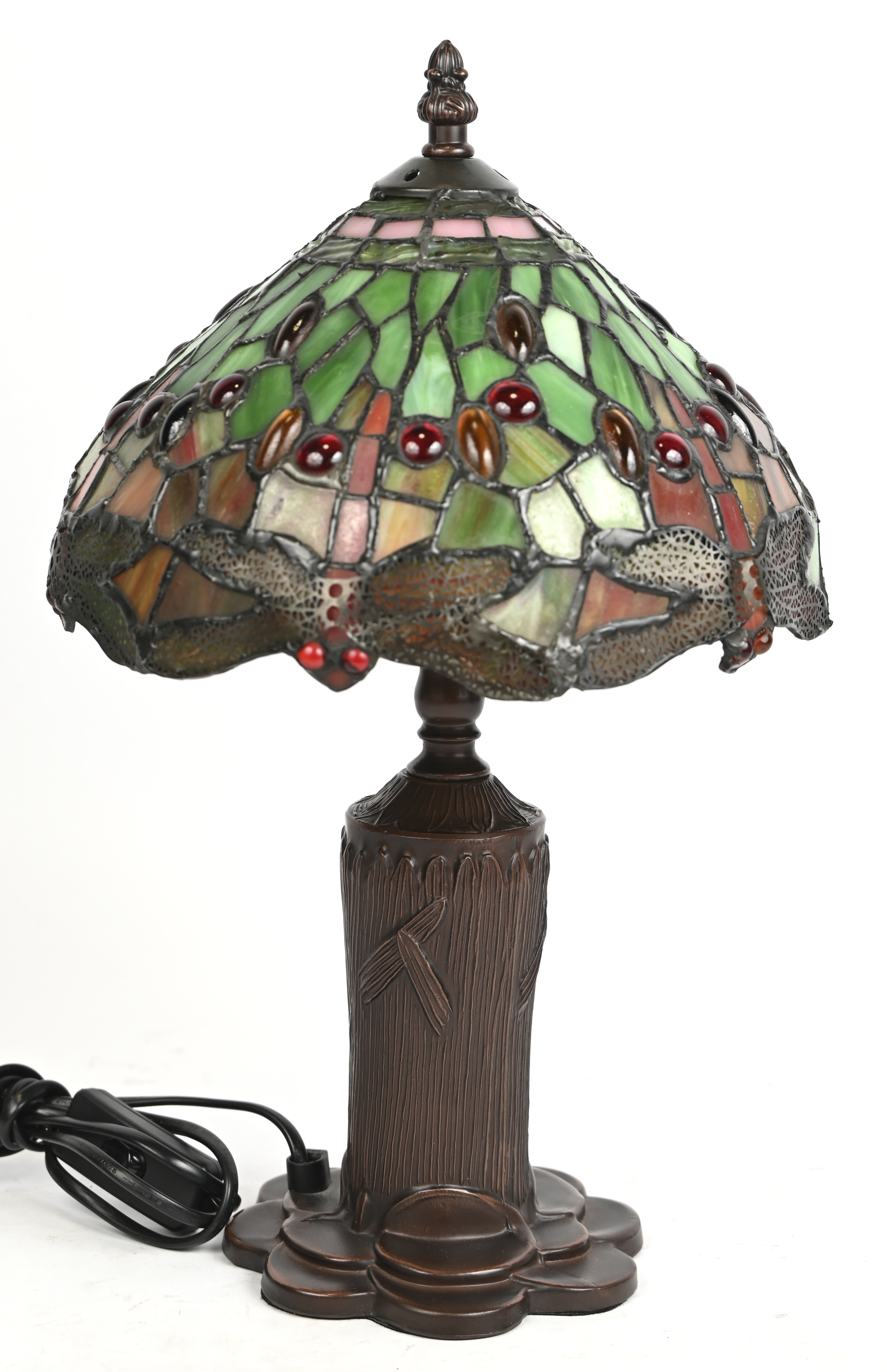 Een tafellamp, bronskleurige voet en glas in lood kap met libelles in het decor in Tifany stijl Een tafellamp, bronskleurige voet en glas in lood kap met libelles in het decor in Tifany stijl.