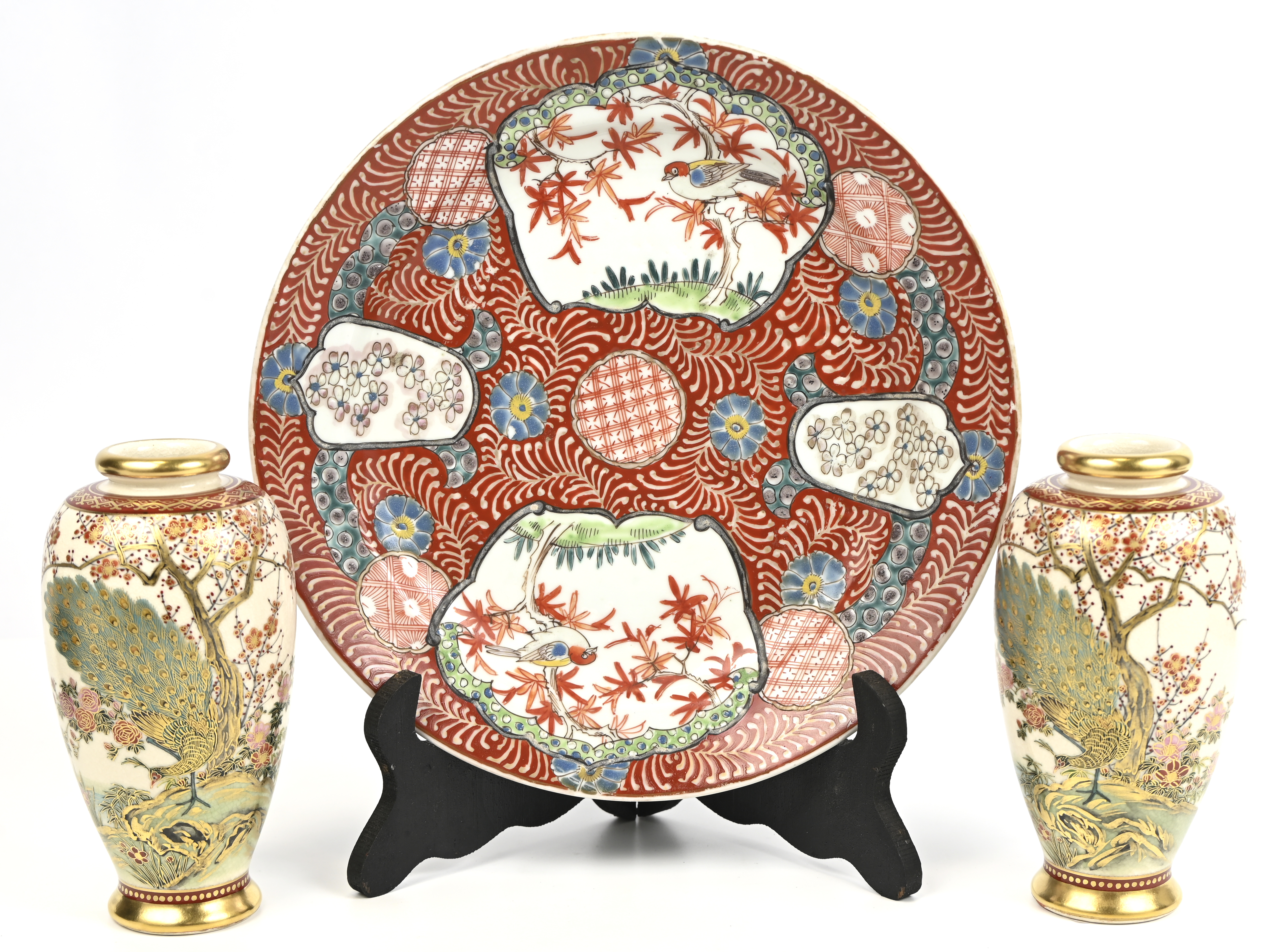 Een lot Japans porselein bestaande uit een Imari bord gemerkt ‘Zoshuntei Sanpo’ (19e eeuws) en 2 Satsuma vaasjes Een lot Japans porselein bestaande uit een Imari bord gemerkt ‘Zoshuntei Sanpo’ (19e eeuws) en 2 Satsuma vaasjes.