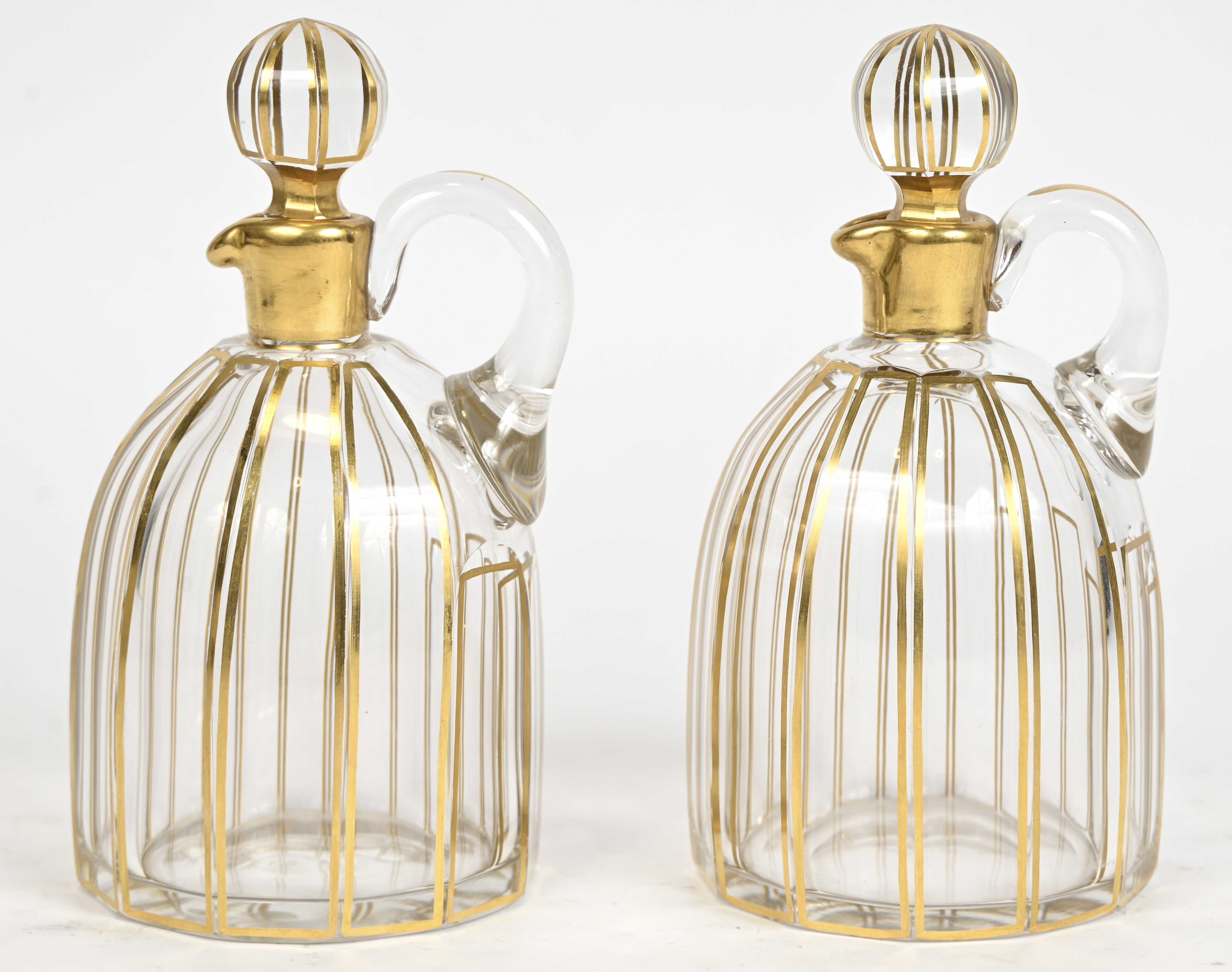 Een set van 2 kristallen karafjes, Baccarat, model Cannelure, verschenen in de catalogus van 1916 Een set van 2 kristallen karafjes, Baccarat, model Cannelure, verschenen in de catalogus van 1916.