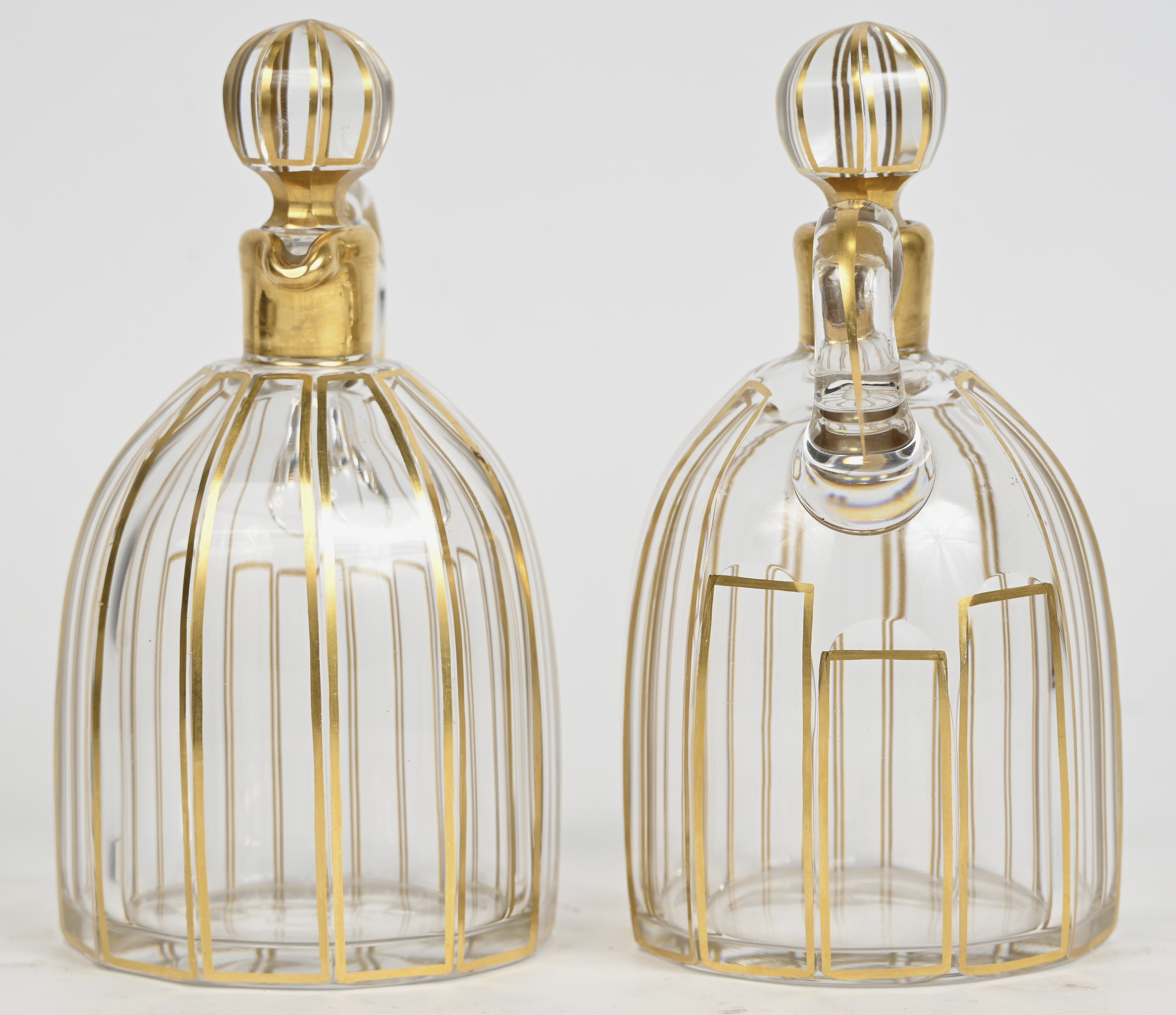 Een set van 2 kristallen karafjes, Baccarat, model Cannelure, verschenen in de catalogus van 1916 Een set van 2 kristallen karafjes, Baccarat, model Cannelure, verschenen in de catalogus van 1916.