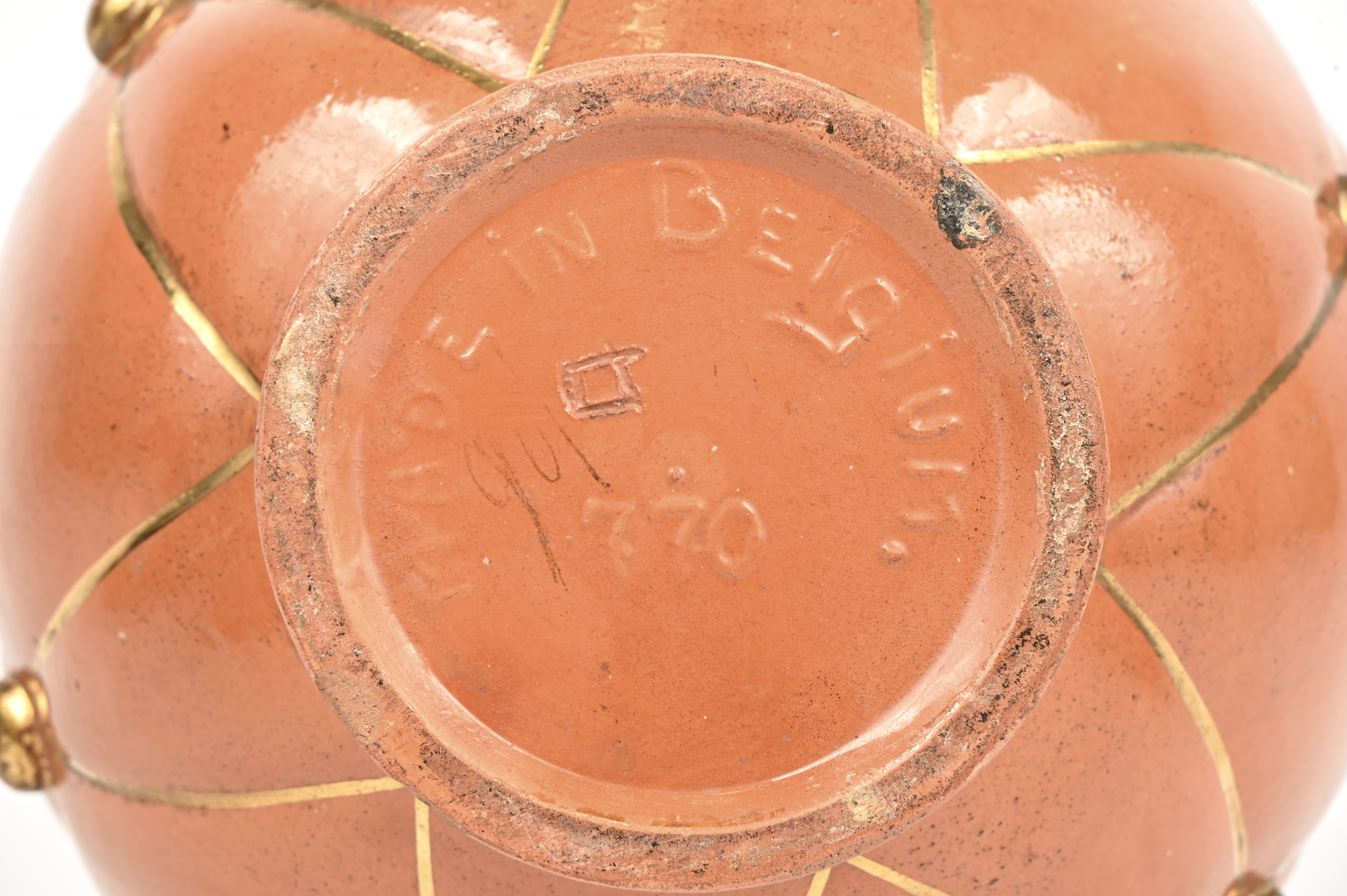 Een Vlaams aardewerken vaas onderaan gemerkt. Made in Belgium. Genummerd 770 Een Vlaams aardewerken vaas onderaan gemerkt. Made in Belgium. Genummerd 770.