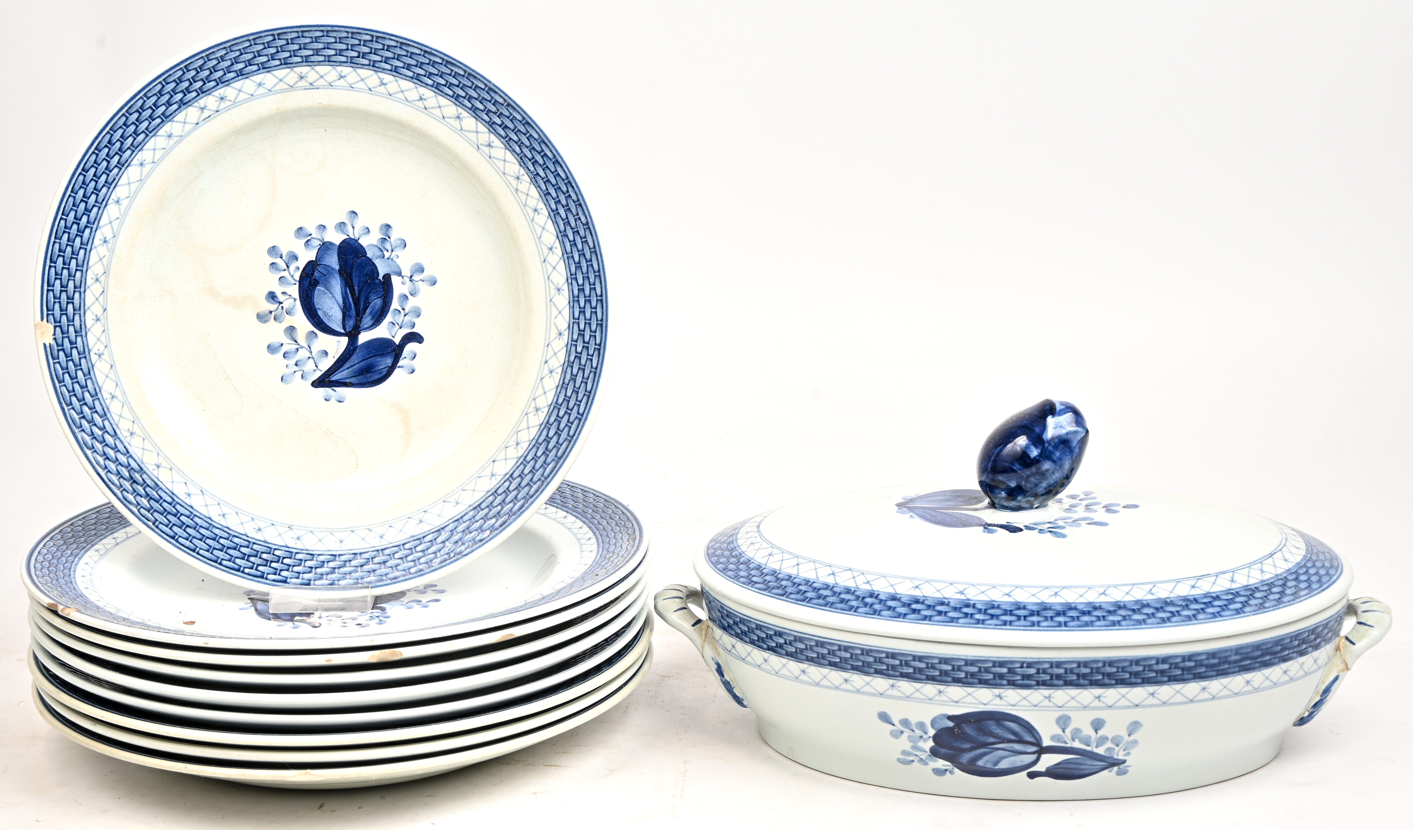 Een serie borden en een terrine van blauw en wit porselein Gemerkt Een serie borden en een terrine van blauw en wit porselein Gemerkt.