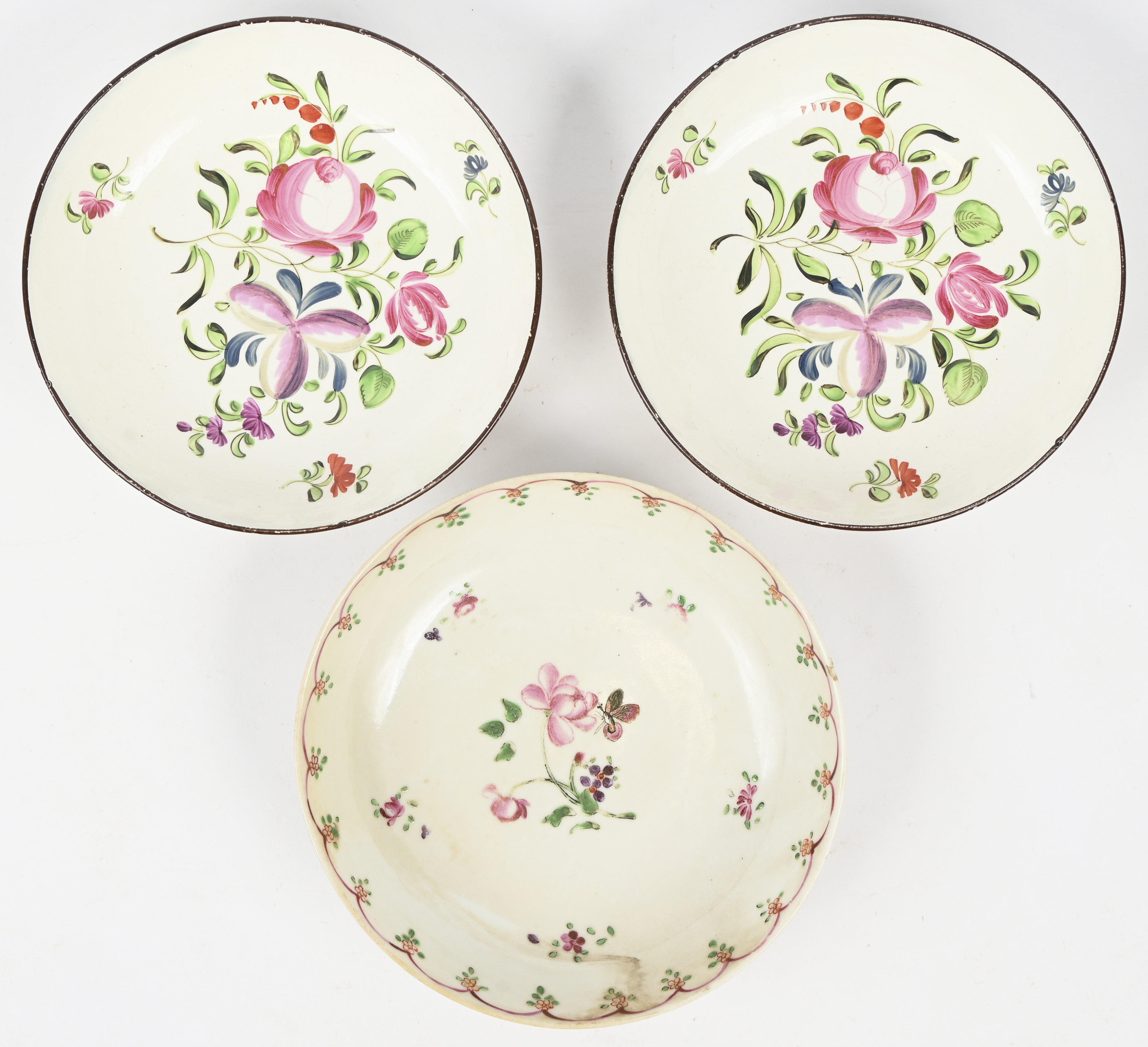 Een lot van drie Franse sierbordjes met bloemen in het decor Een lot van drie Franse sierbordjes met bloemen in het decor.