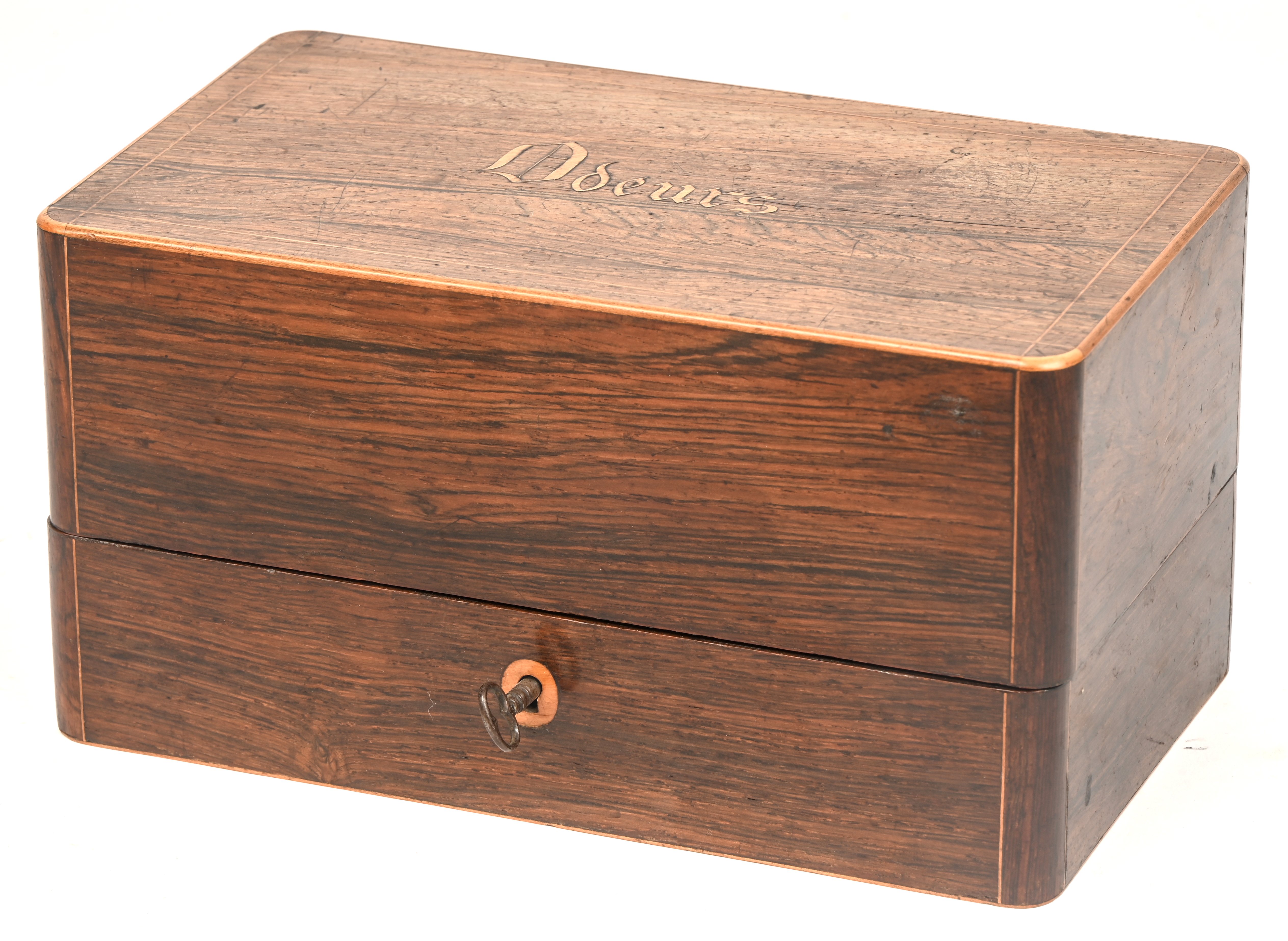 Een set van twee porseleinen inktpotten in een houten koffertje. Het deksel is ingelegd met de tekst Odeurs. 1 van de inktpotten is meermaals gelijmd Een set van twee porseleinen inktpotten in een houten koffertje. Het deksel is ingelegd met de tekst Odeurs. 1 van de inktpotten is meermaals gelijmd.