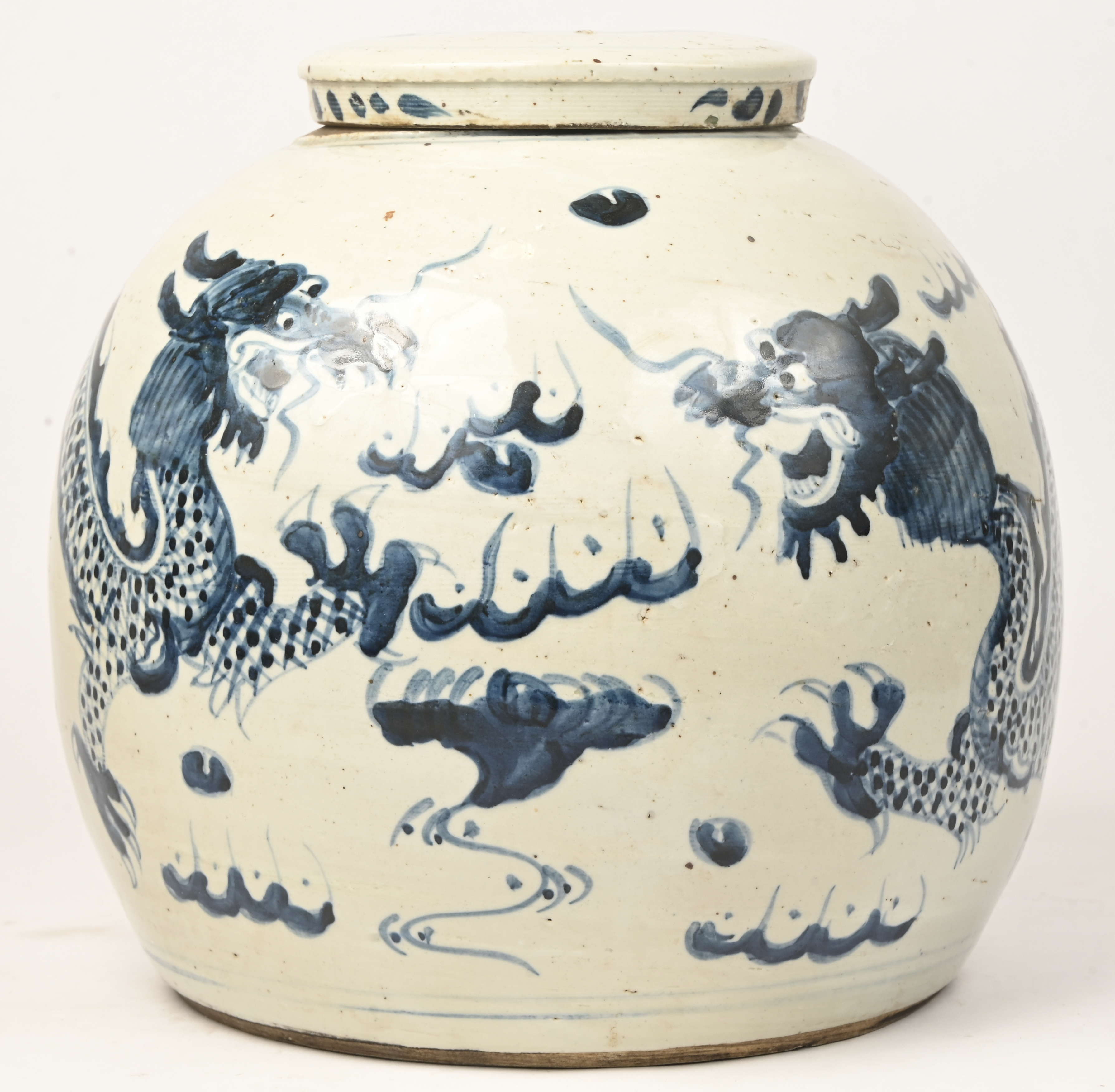Een gemberpot van Chinees porselein met een blauw op wit drakendecor Een gemberpot van Chinees porselein met een blauw op wit drakendecor.