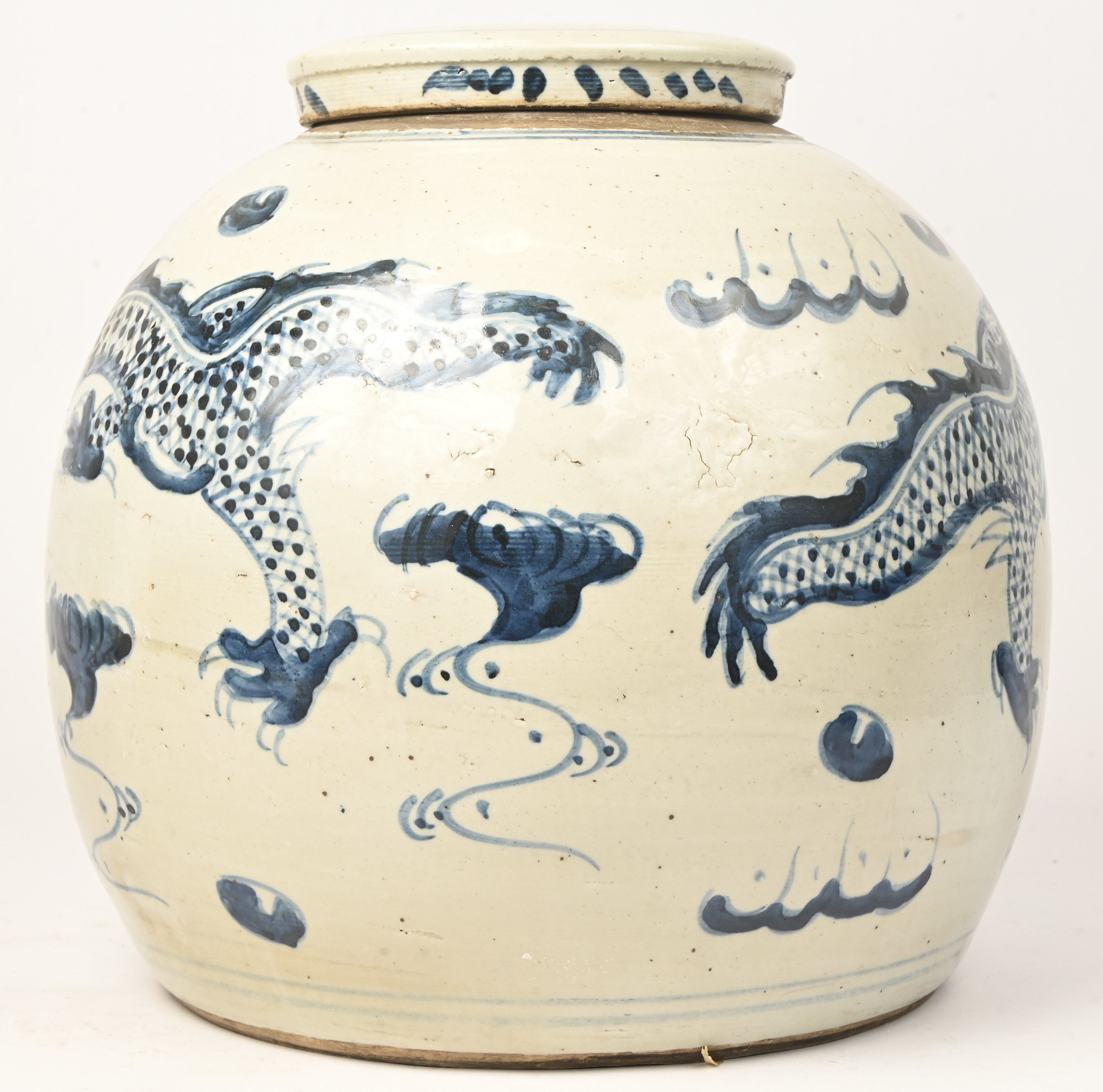 Een gemberpot van Chinees porselein met een blauw op wit drakendecor Een gemberpot van Chinees porselein met een blauw op wit drakendecor.