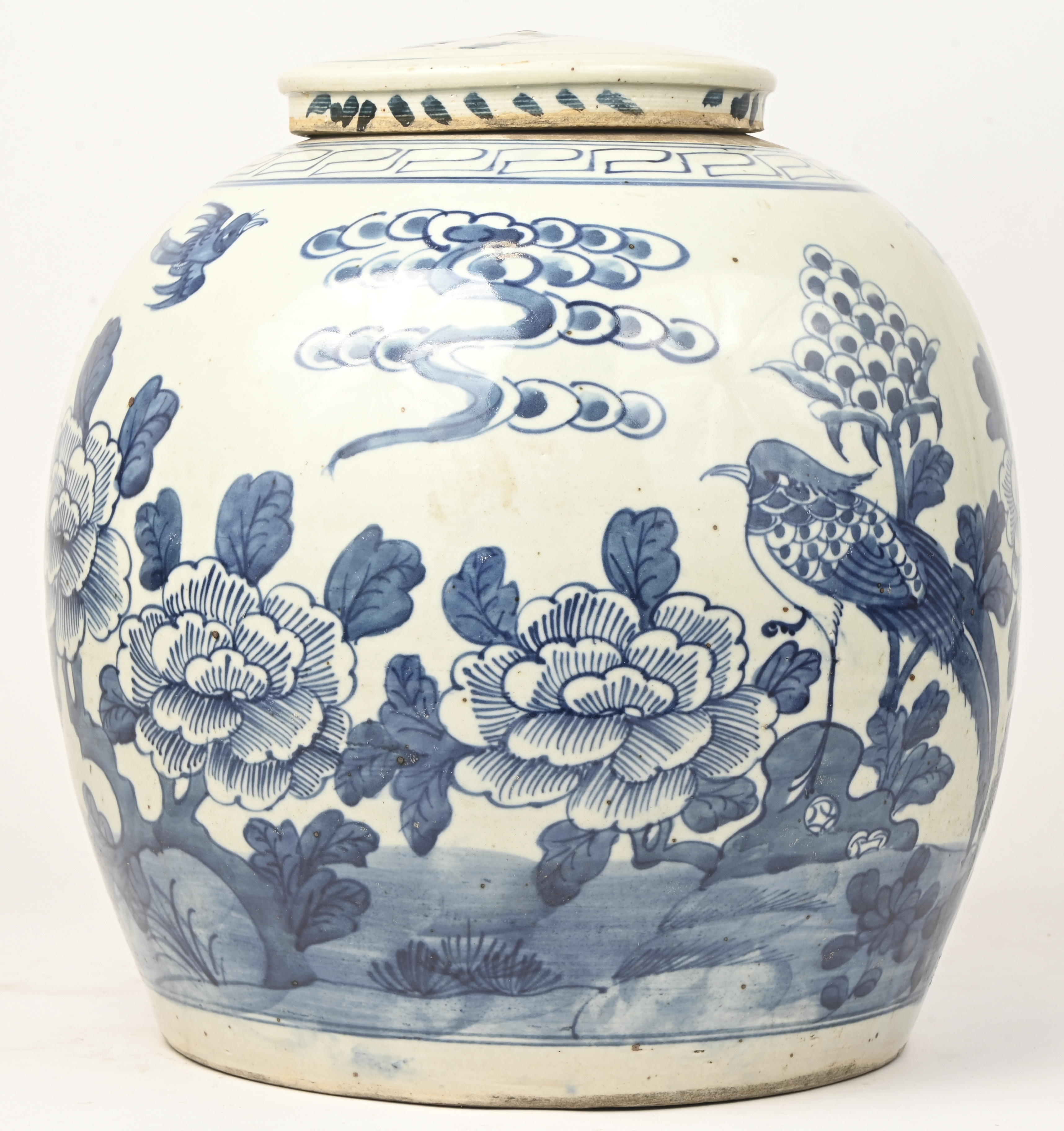 Een gemberpot van Chinees porselein met een blauw op wit decor van bloemen en vogels Een gemberpot van Chinees porselein met een blauw op wit decor van bloemen en vogels.
