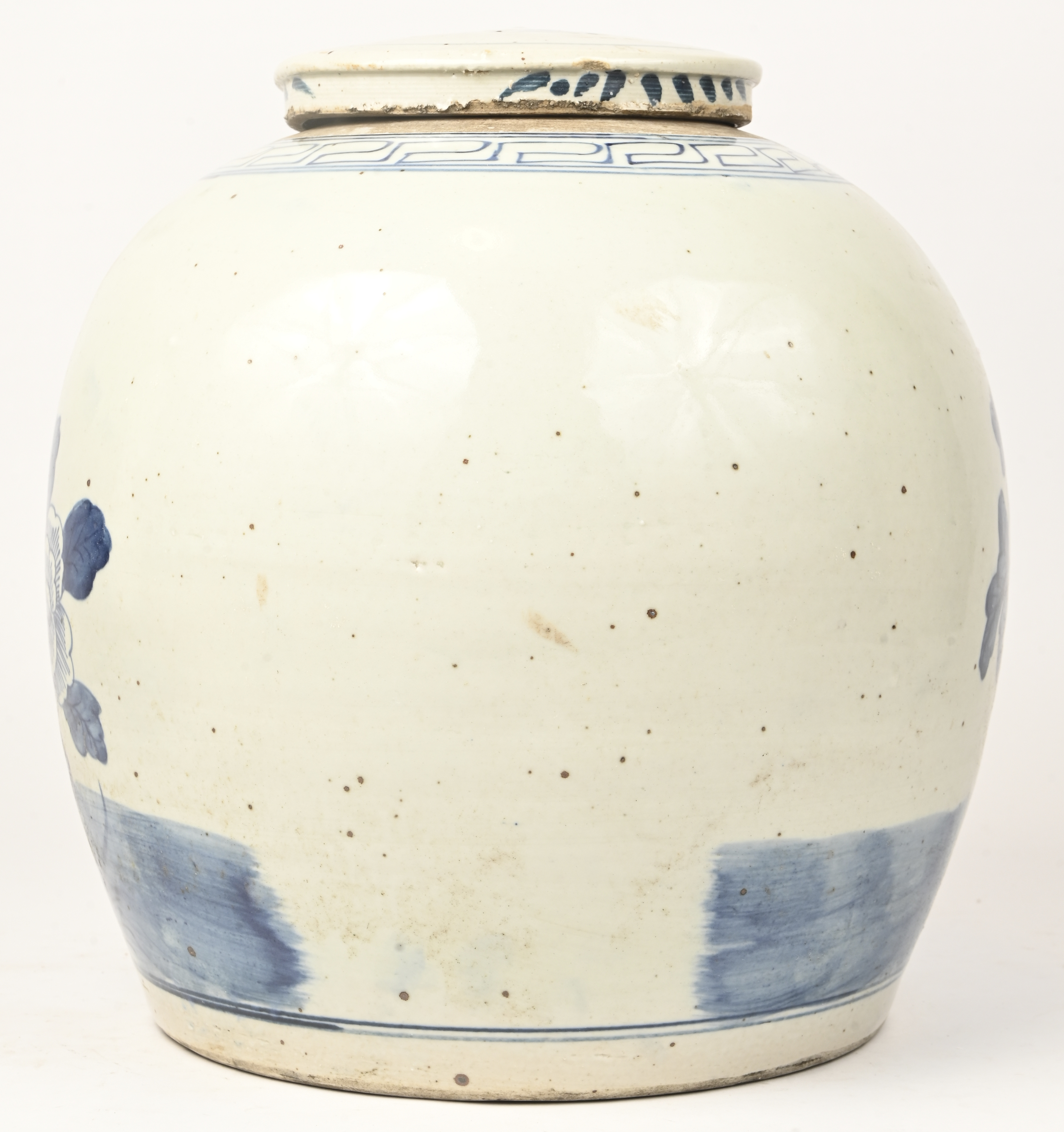 Een gemberpot van Chinees porselein met een blauw op wit decor van bloemen en vogels Een gemberpot van Chinees porselein met een blauw op wit decor van bloemen en vogels.