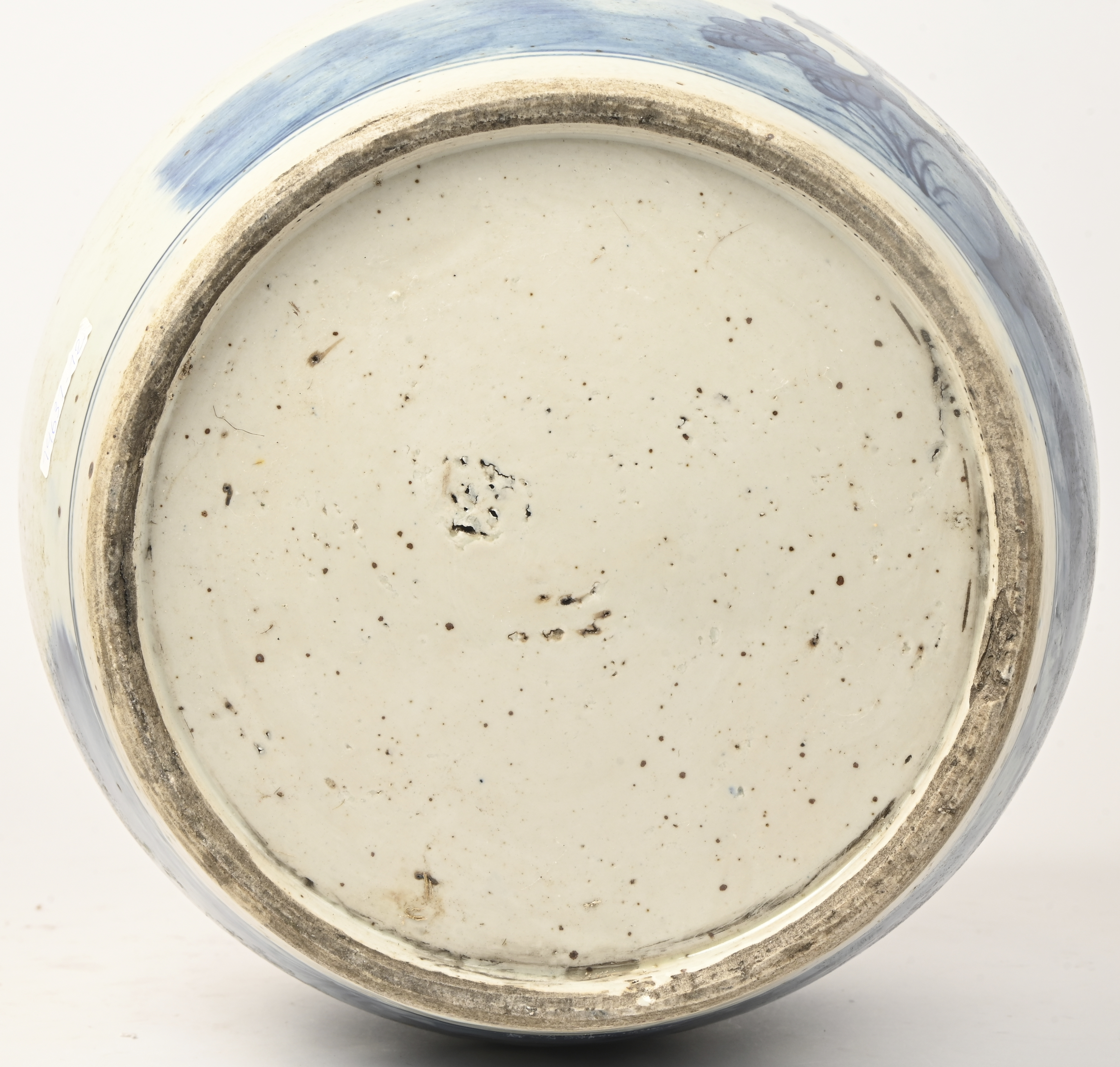 Een gemberpot van Chinees porselein met een blauw op wit decor van bloemen en vogels Een gemberpot van Chinees porselein met een blauw op wit decor van bloemen en vogels.