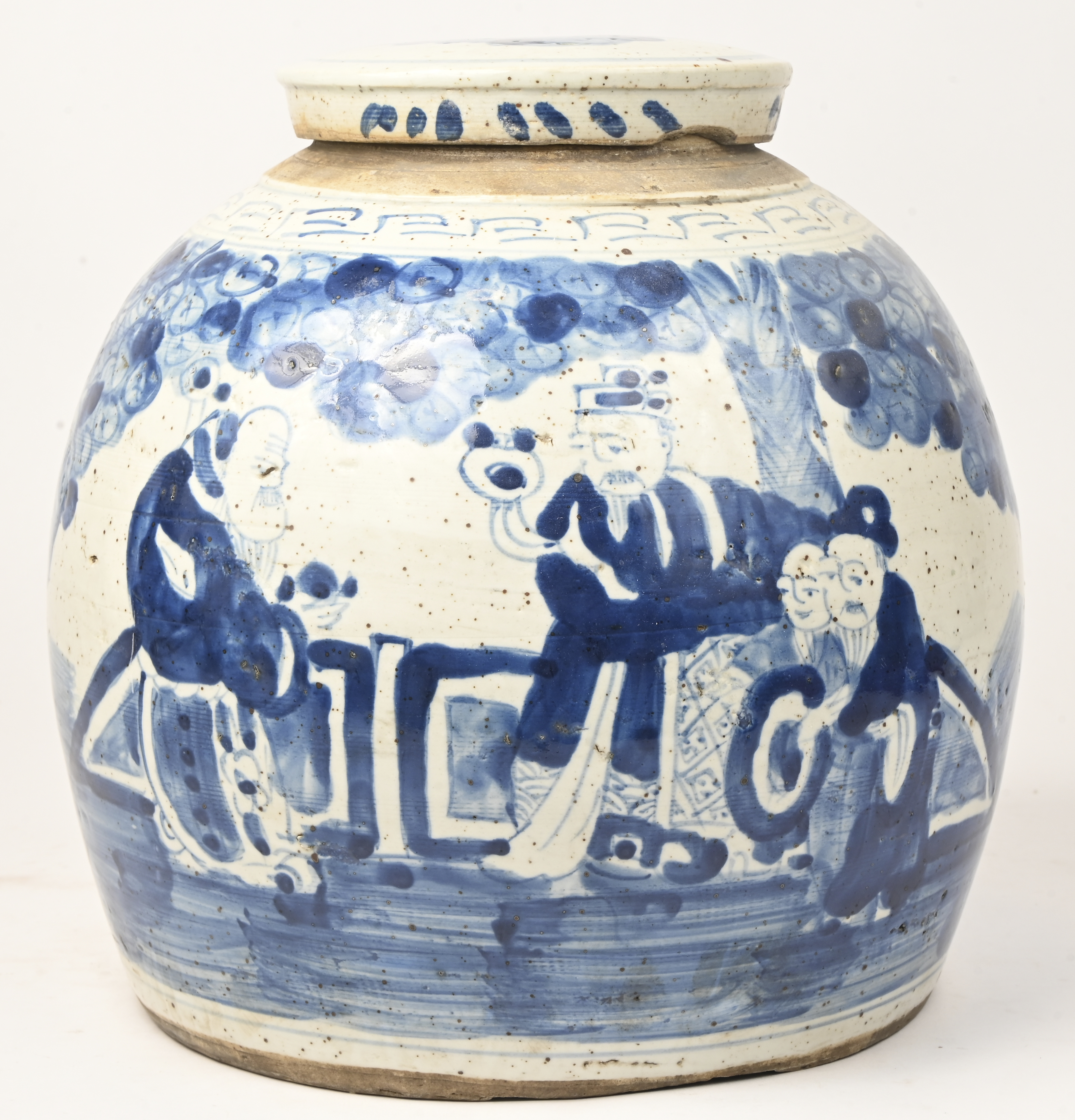 Een gemberpot van Chinees porselein met een blauw op wit met figuren in het decor Een gemberpot van Chinees porselein met een blauw op wit met figuren in het decor.