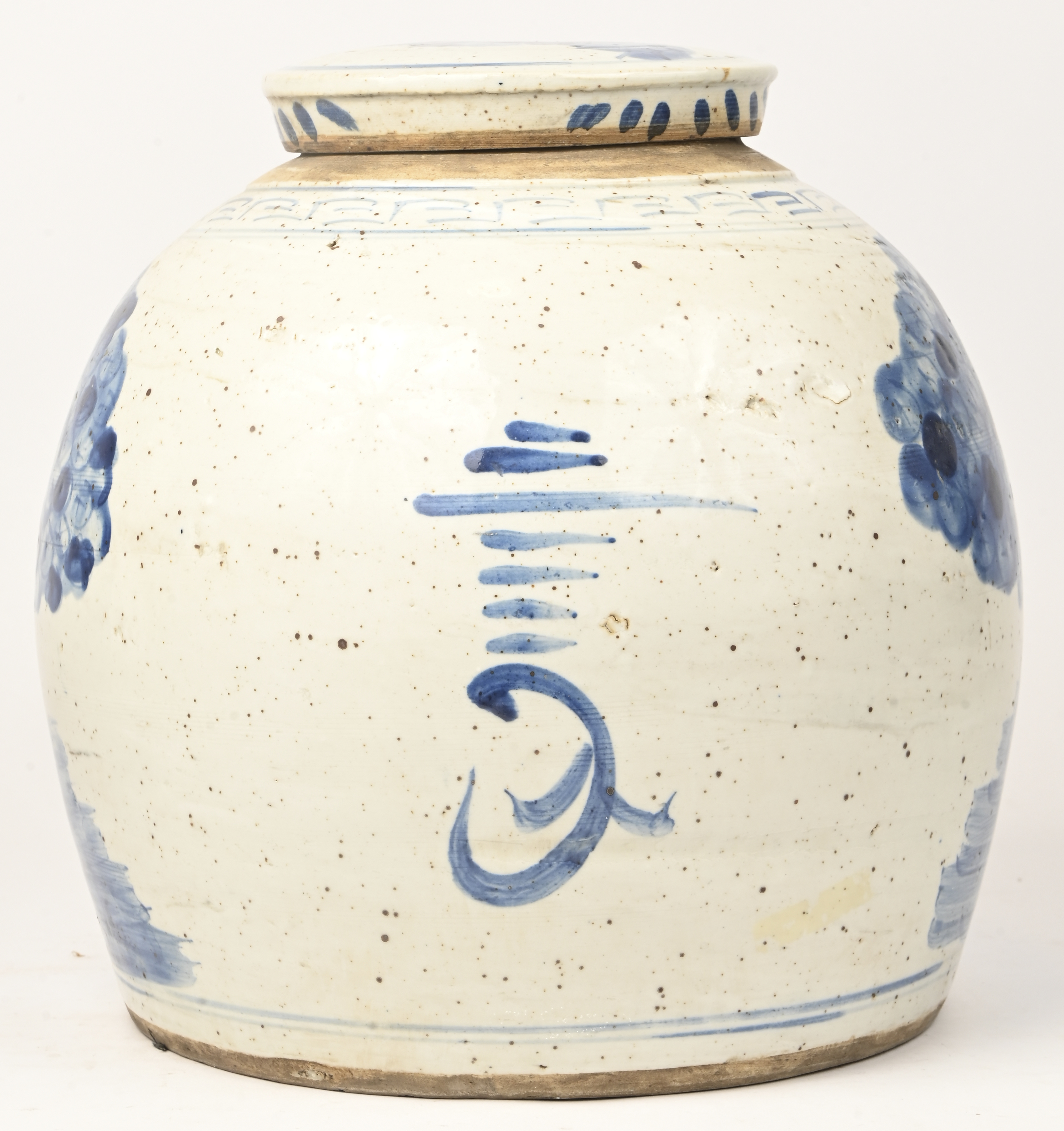 Een gemberpot van Chinees porselein met een blauw op wit met figuren in het decor Een gemberpot van Chinees porselein met een blauw op wit met figuren in het decor.