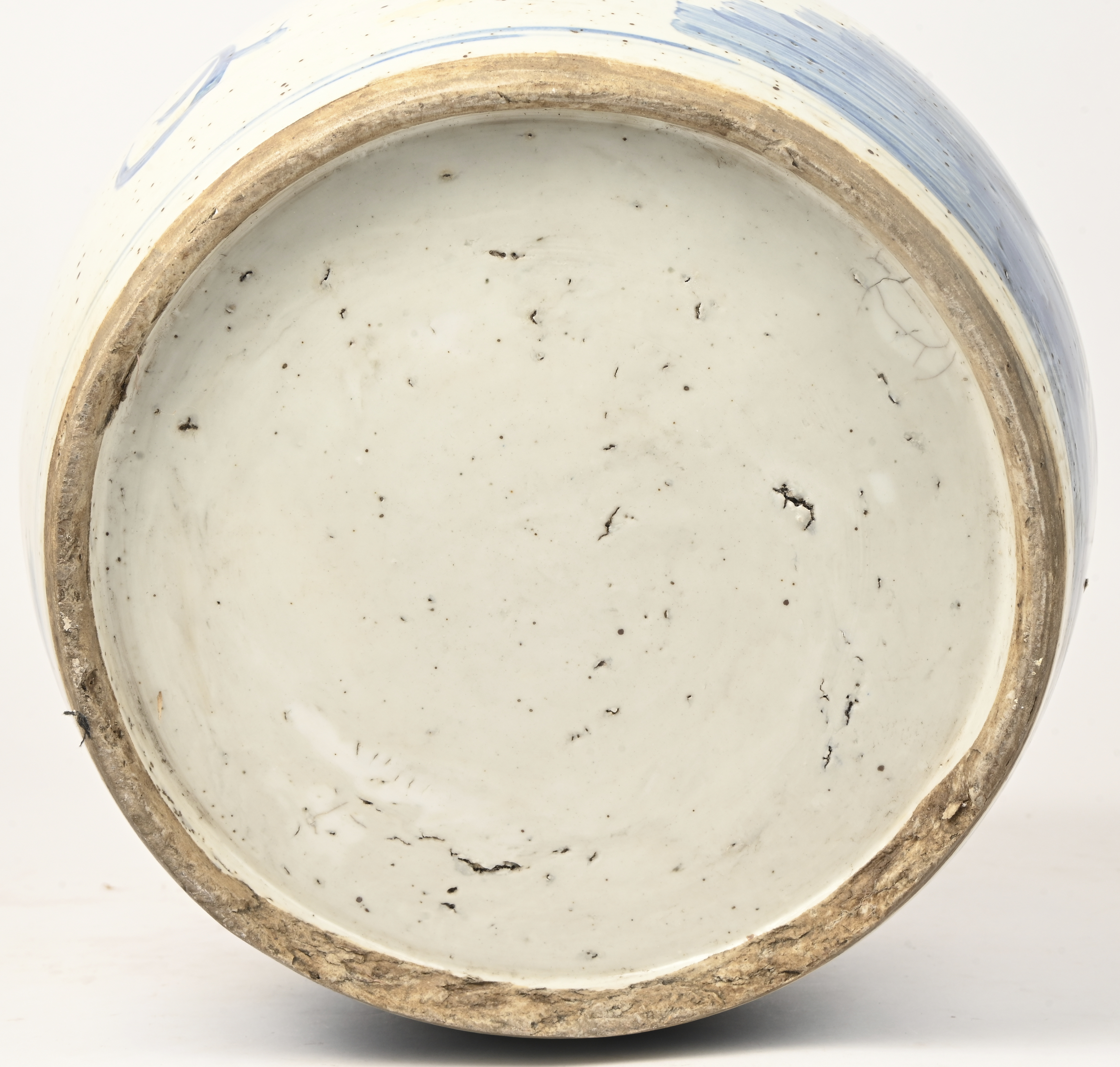 Een gemberpot van Chinees porselein met een blauw op wit met figuren in het decor Een gemberpot van Chinees porselein met een blauw op wit met figuren in het decor.