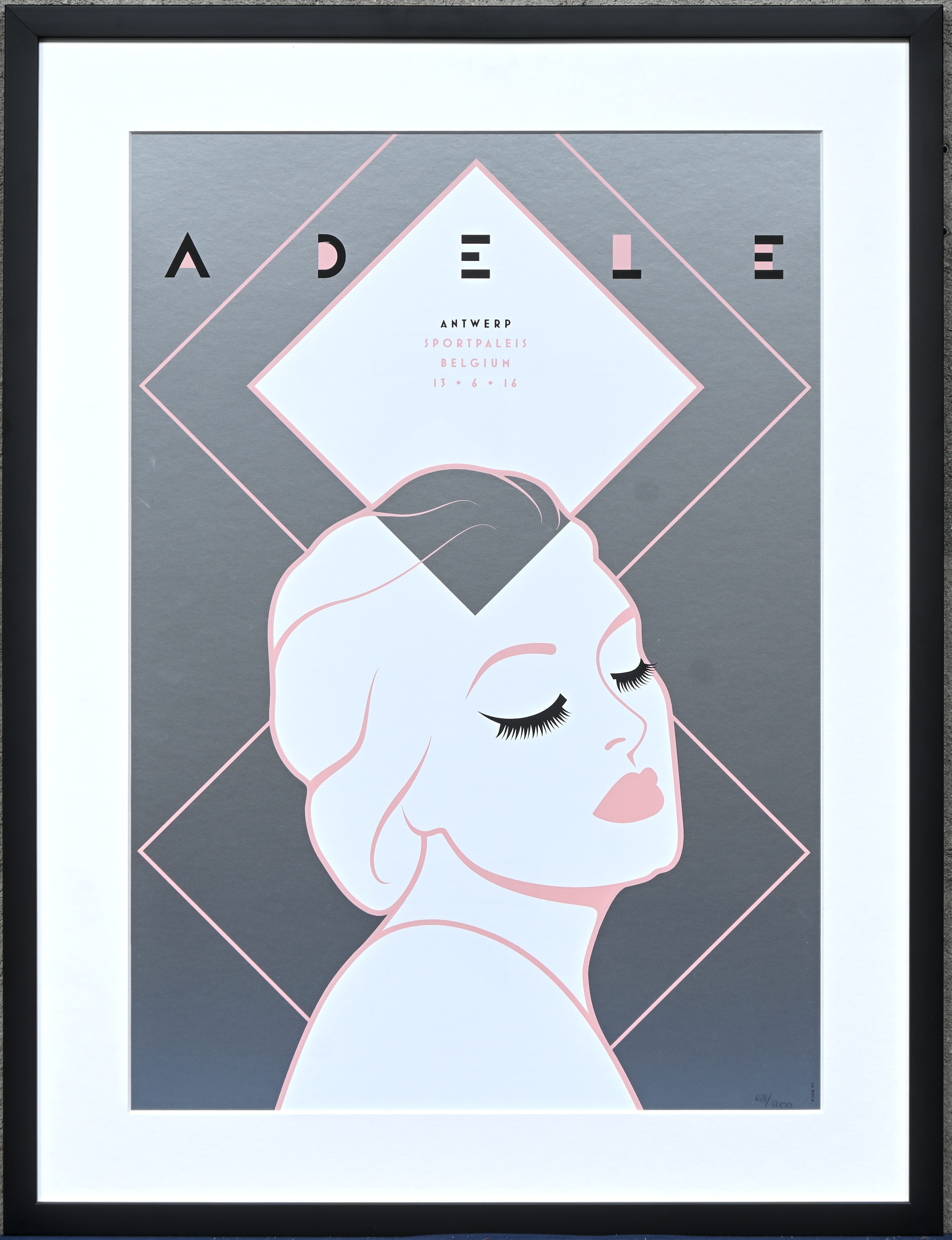 ‘ADELE Antwerp Sportpaleis Belgium 13-6-16’, een gelimiteerde ingekaderde poster. Nr. 63 uit een oplage van 200 exemplaren ‘ADELE Antwerp Sportpaleis Belgium 13-6-16’, een gelimiteerde ingekaderde poster. Nr. 63 uit een oplage van 200 exemplaren.